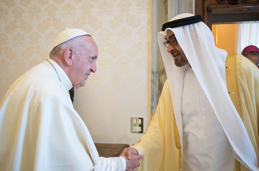 البابا فرانسيس يصافح ولي عهد أبوظبي