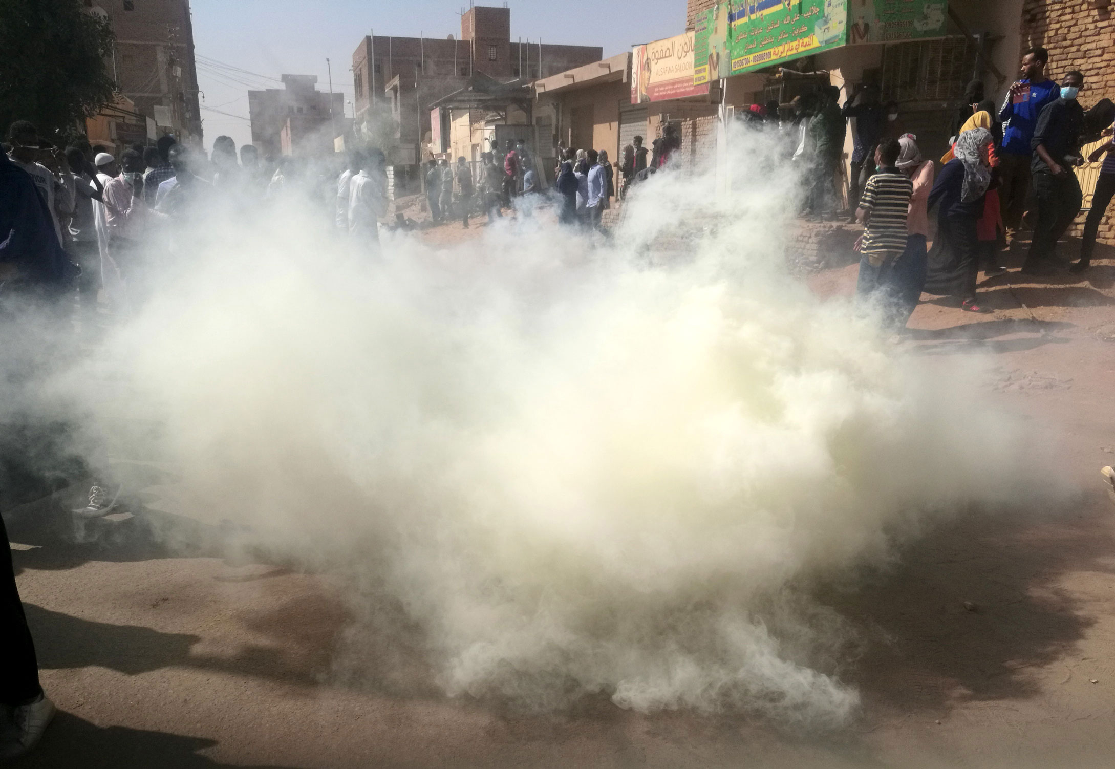 الشرطة السودانية تستخدم الغاز المسيل للدموع لتفريق المحتجين