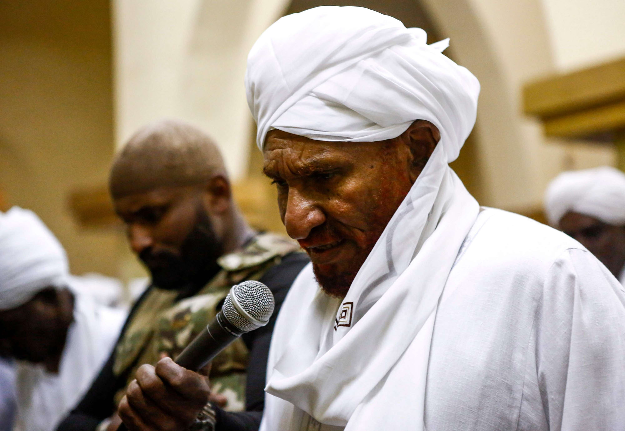 الصادق المهدي يدعو الى محاسبة 'الوحوش الذين استمرأوا سفك الدماء'