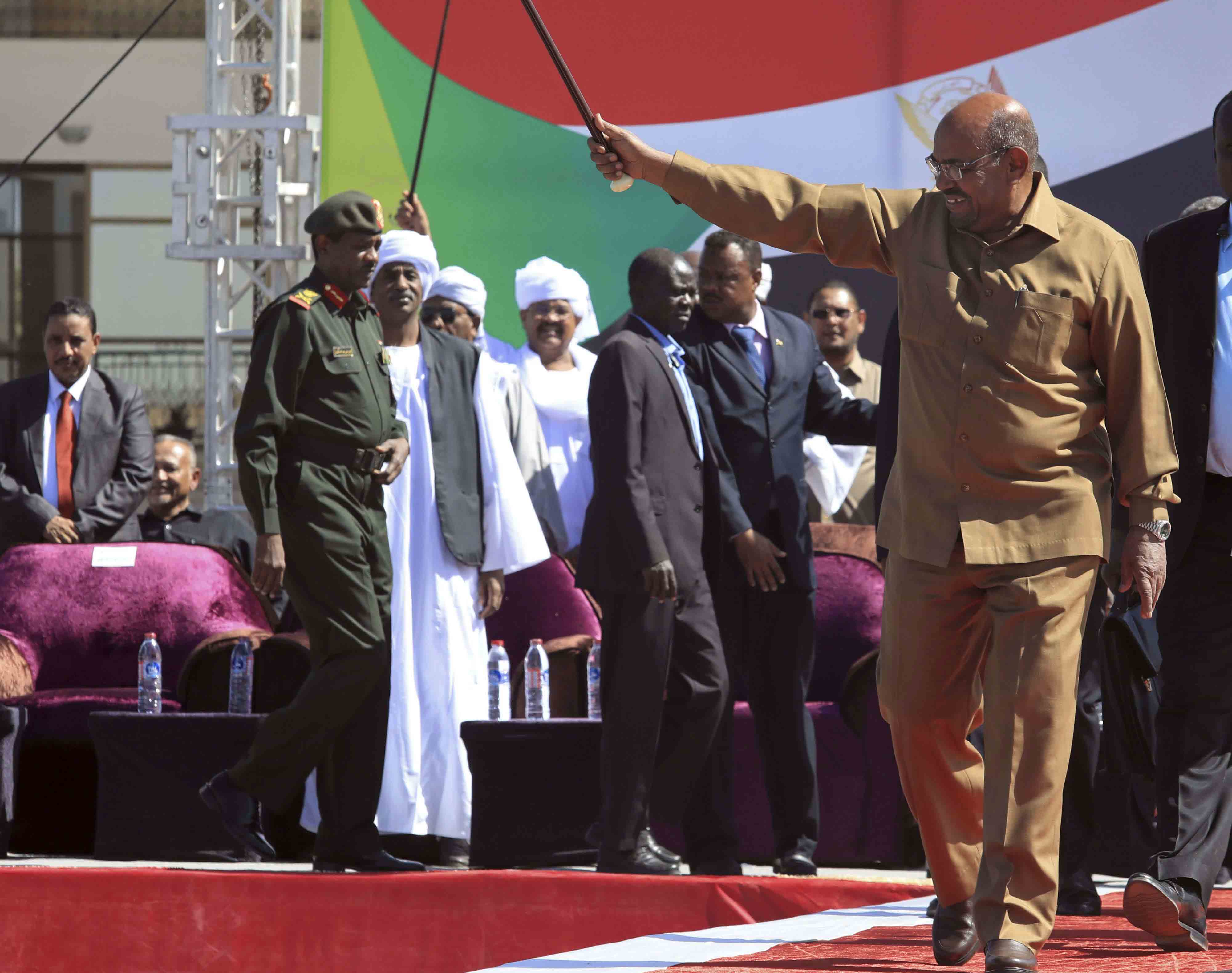 البشير يحشد أنصاره في تعبئة ضد معارضيه