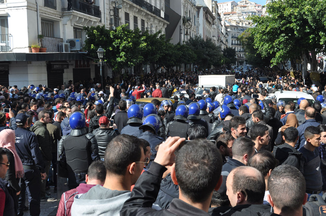 الشرطة الجزائرية تطوّق المحتجين في العاصمة