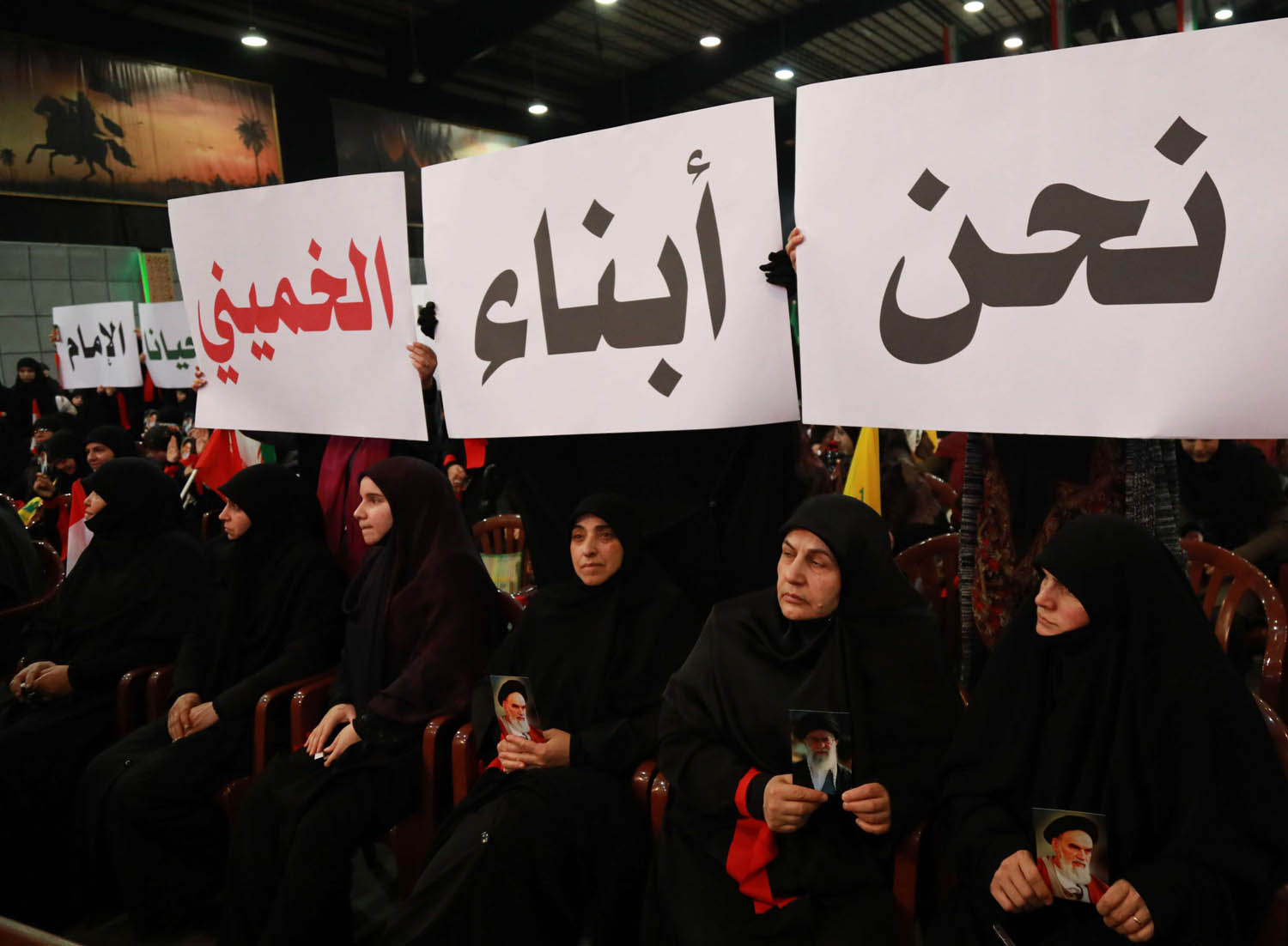 لبنانيون من حزب الله يحتفلون بذكرى الثورة الإيرانية