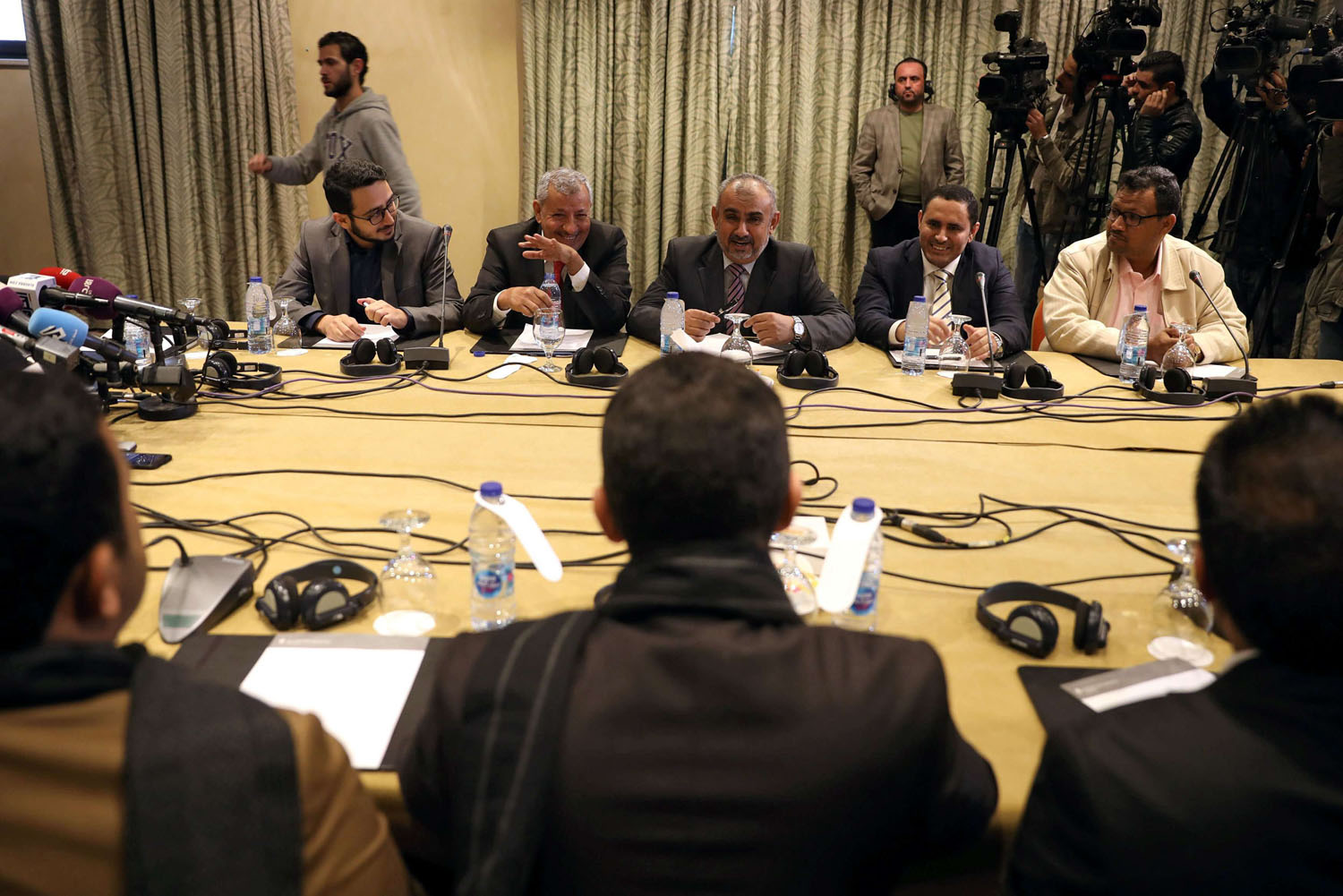 كل طرف قدّم قائمة بأسماء 8 الاف سجين