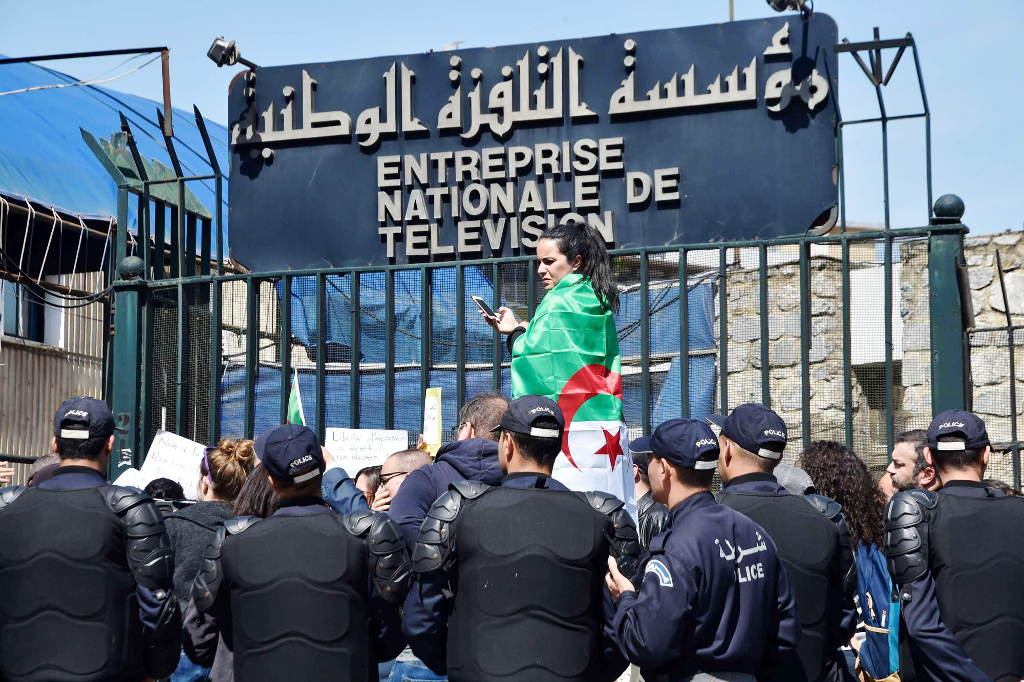 عشرات الصحفيين يتجمعون أمام مقر التلفزيون رفضا لقرار اقالة مديره العام