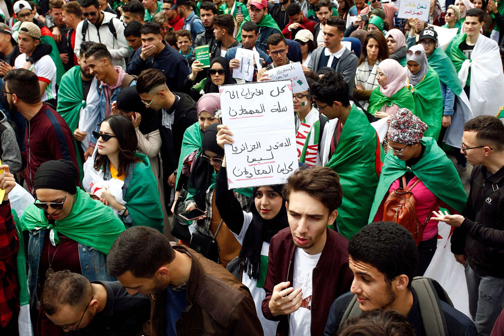 الحراك الشعبي يتمسك برحيل النظام بكل رموزه
