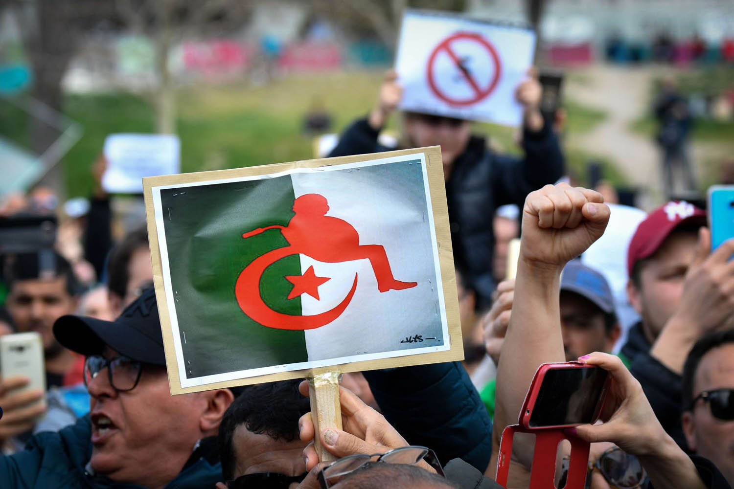متظاهرون يحتجون على ترشيح بوتفليقة نفسه لعهدة رئاسية خامسة