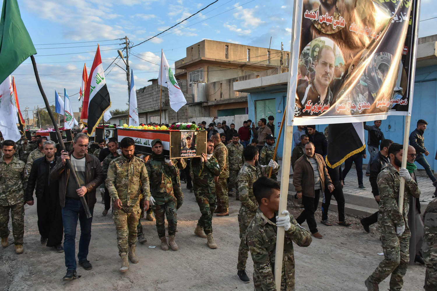 مقاتلون من الحشد الشعبي يشيعون قتلاهم في طوز خورماتو بالقرب من كركوك