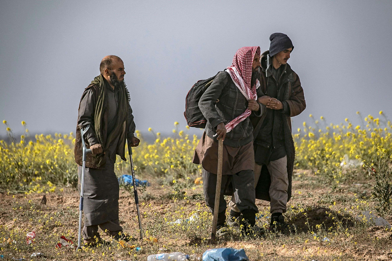 Civilians who streamed out of the Islamic State group's last Syrian stronghold walk towards a screening point for new arrivals run by US-backed Syrian Democratic Forces outside Baghouz in the eastern Syrian Deir Ezzor province on March 5, 2019.