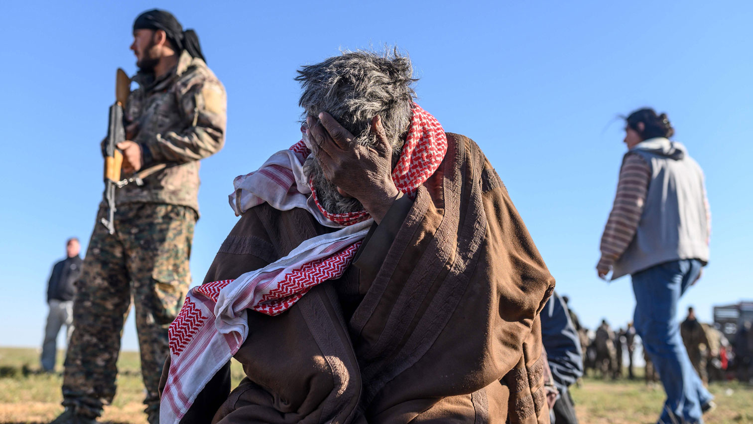 آلاف النازحين خرجوا من الباغوز بينهم عوائل ومسلحون من داعش سلموا أنفسهم لقوات سوريا الديمقراطية