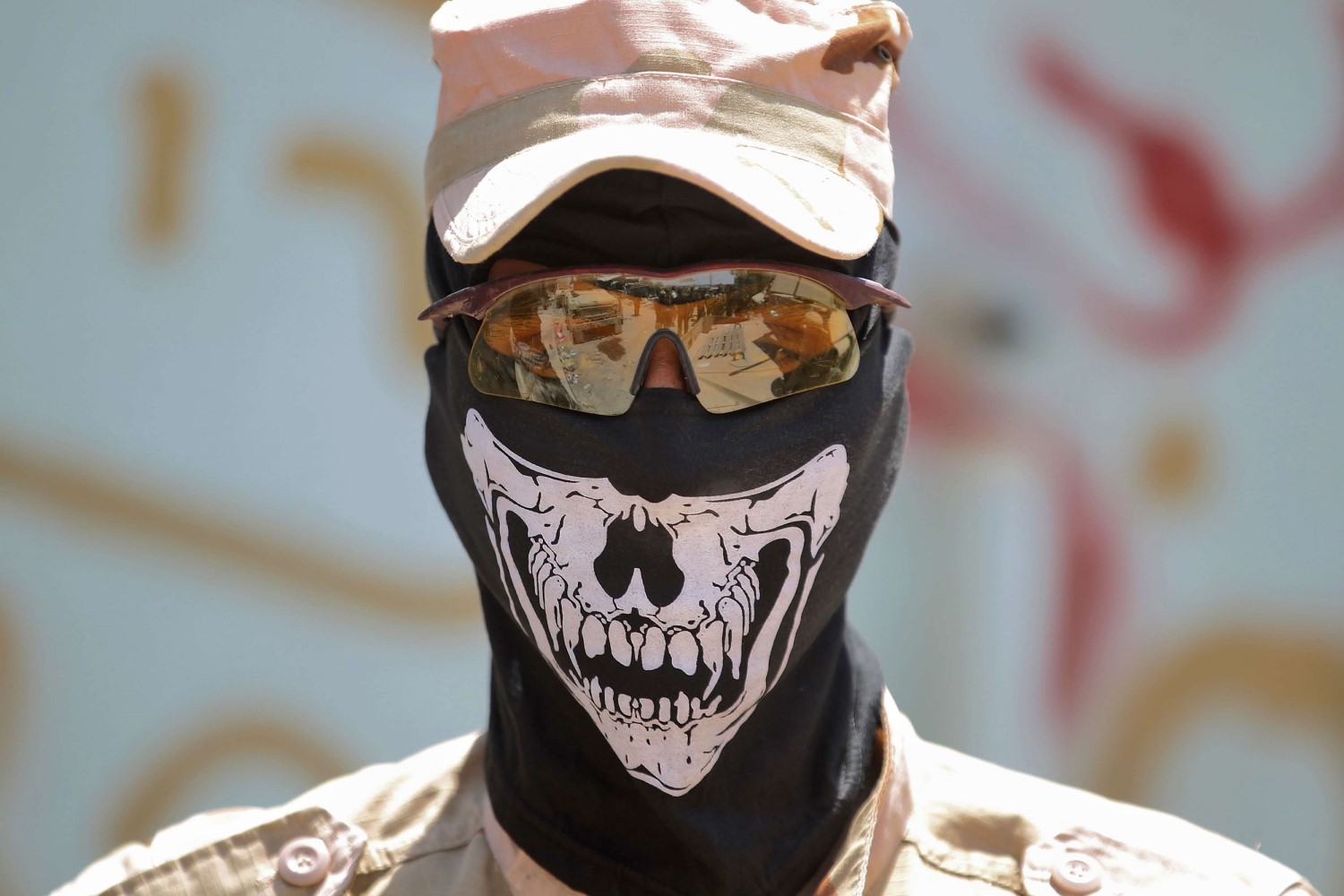 مسلح من الحشد الشعبي يرتدي قناعا