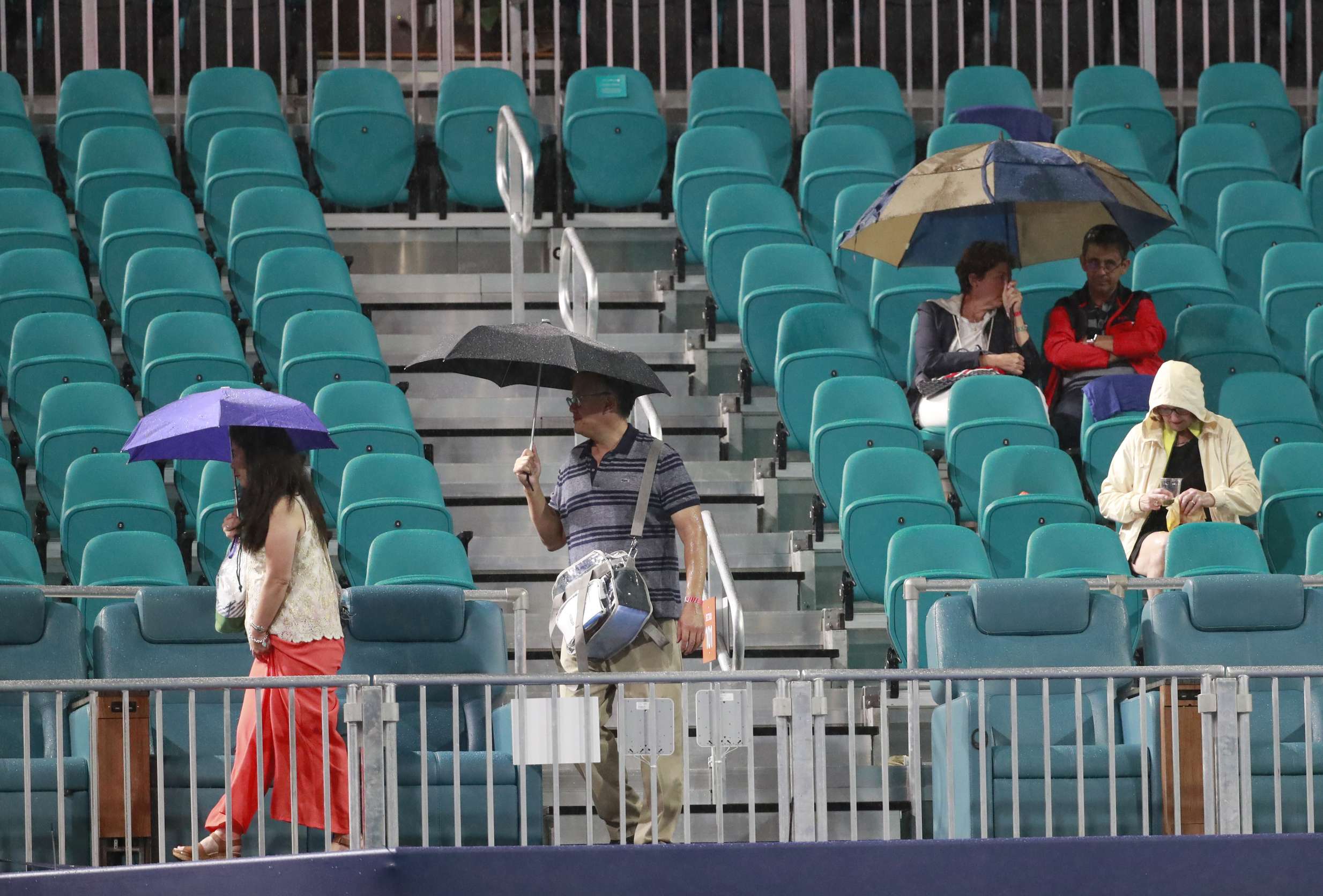 المدرجات خالية رغم ارتفاع بيع التذاكر