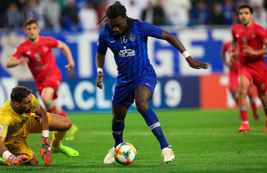 حارس الدحيل يحاول التصدي لمهاجم الهلال