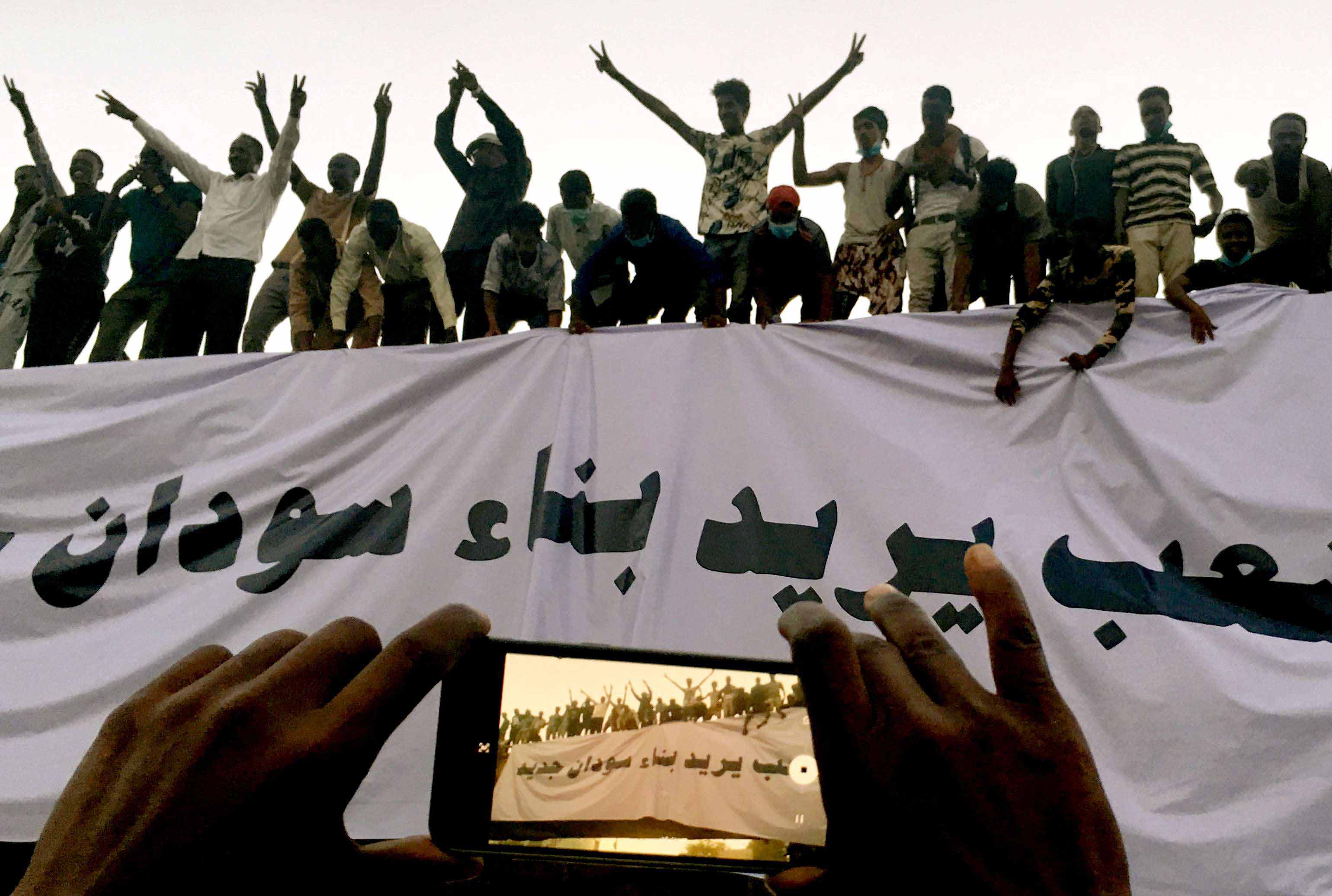 دعوات لتطهير جهاز الشرطة من الفاسدين وإعادة هيكلة المؤسسة لخدمة الشعب