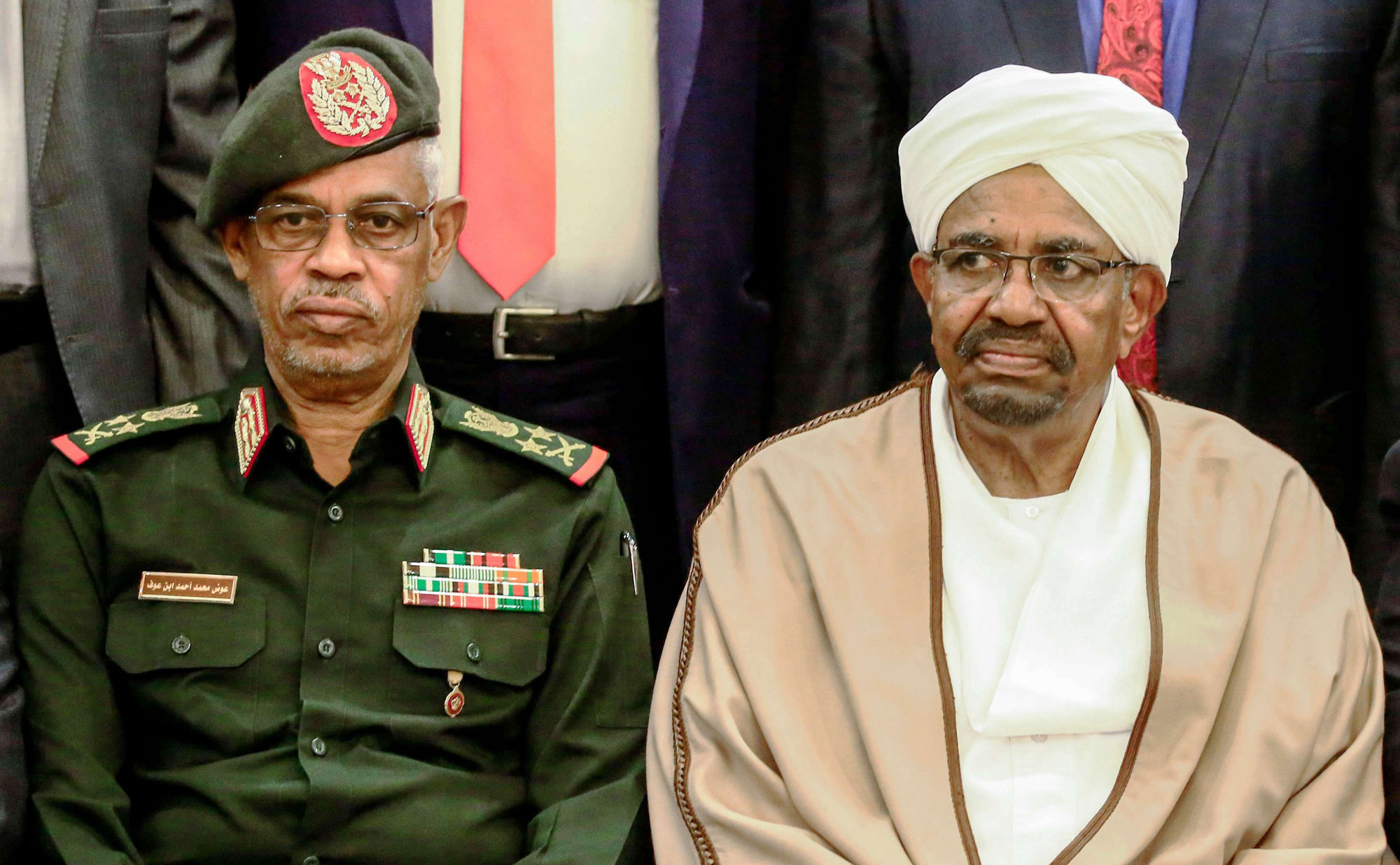 أحمد عوض بن عوف مع الرئيس السابق عمر البشير