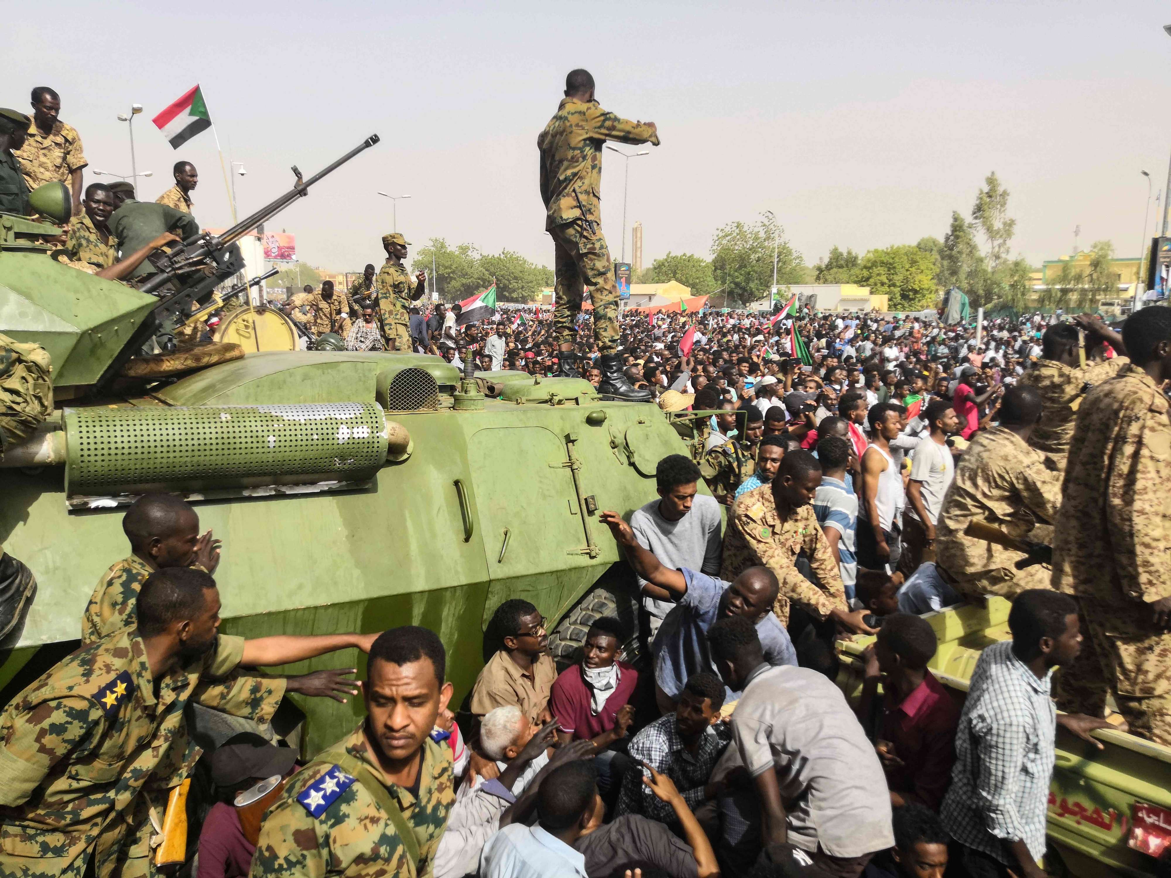 المحتجون السودانيون