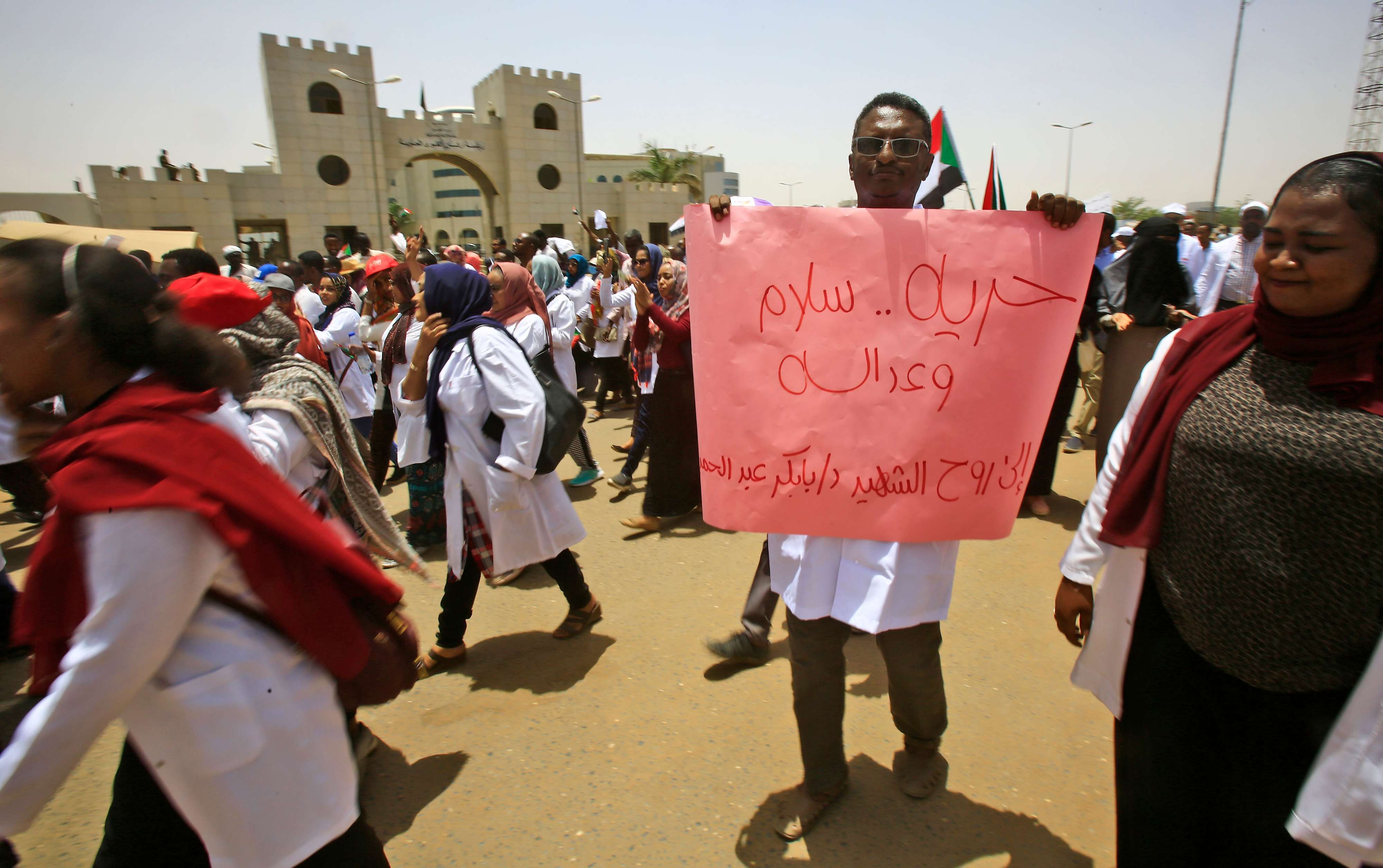 المحتجون السودانيون