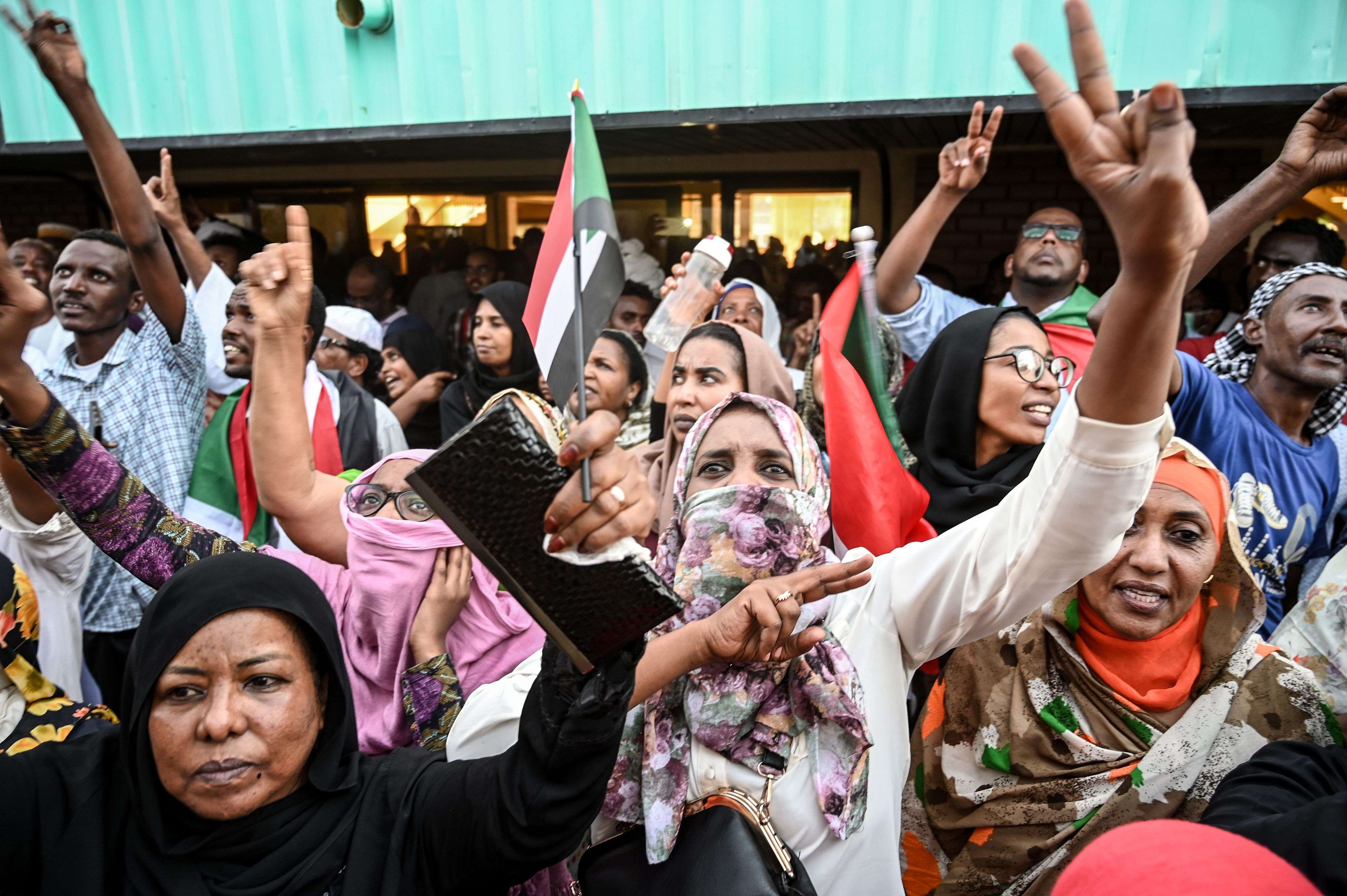 المحتجون في السودان