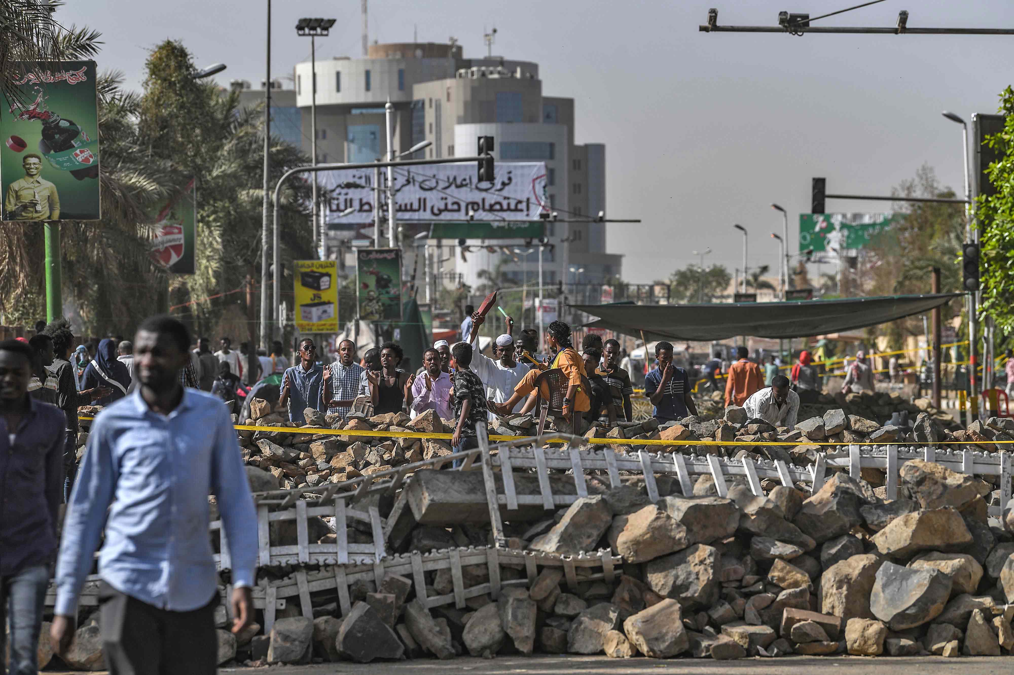 المحتجون يرفضون فض الاعتصام أمام القيادة العامة للجيش