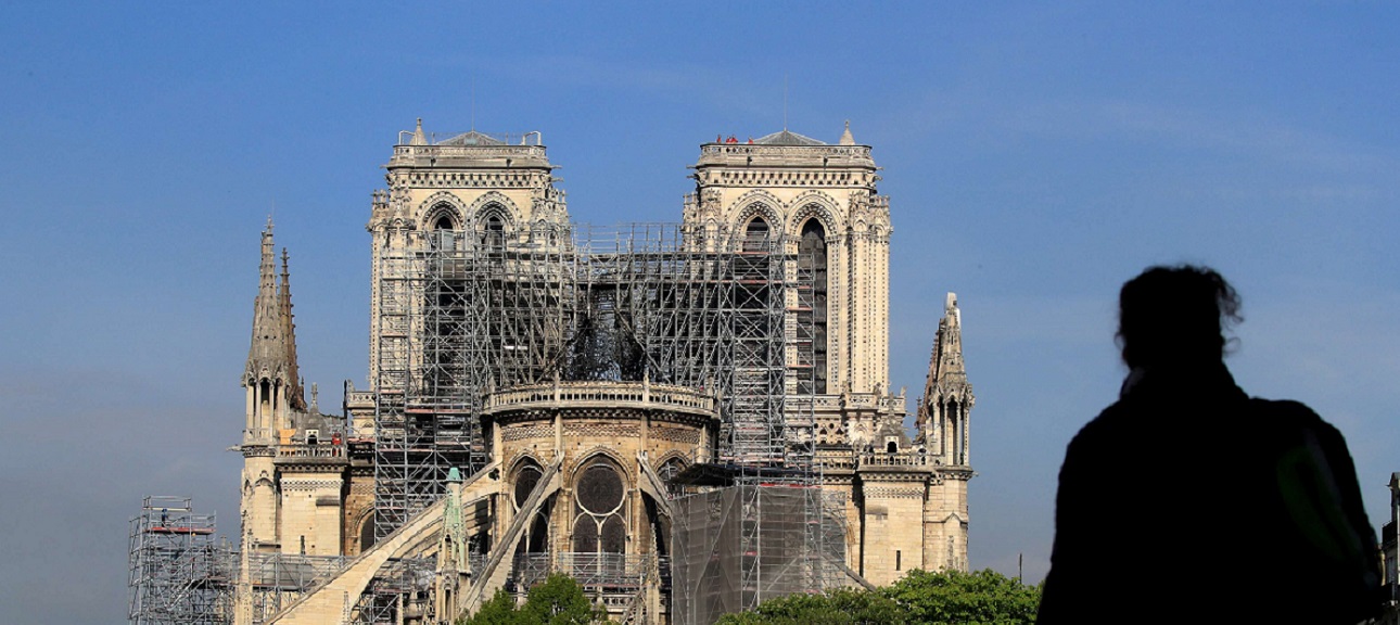 رجل مسن يحمل شريطا من الثوم في معرض إسباني