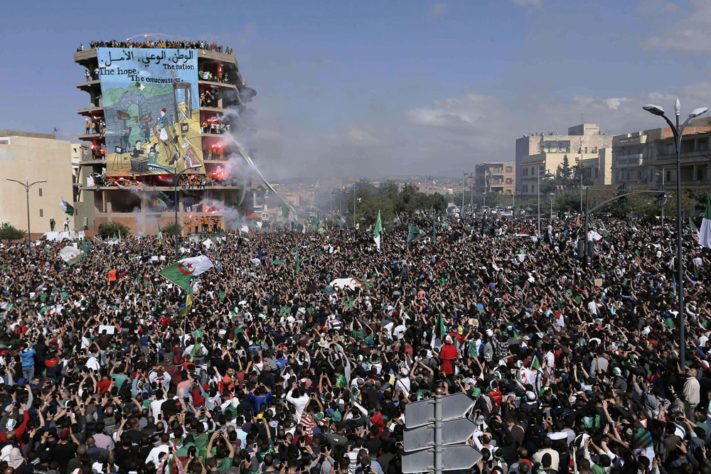الحراك الشعبي مستمر حتى رحيل رموز نظام بوتفليقة