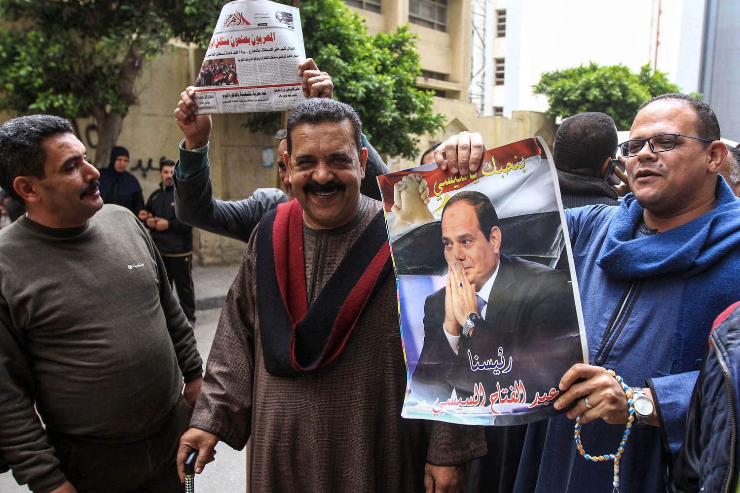مصريون في الاسكندرية يشاركون باستفتاء تعديل الدستور