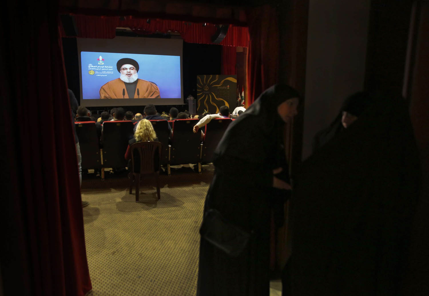 لبنانيون يحضرون كلمة مسجلة لنصرالله