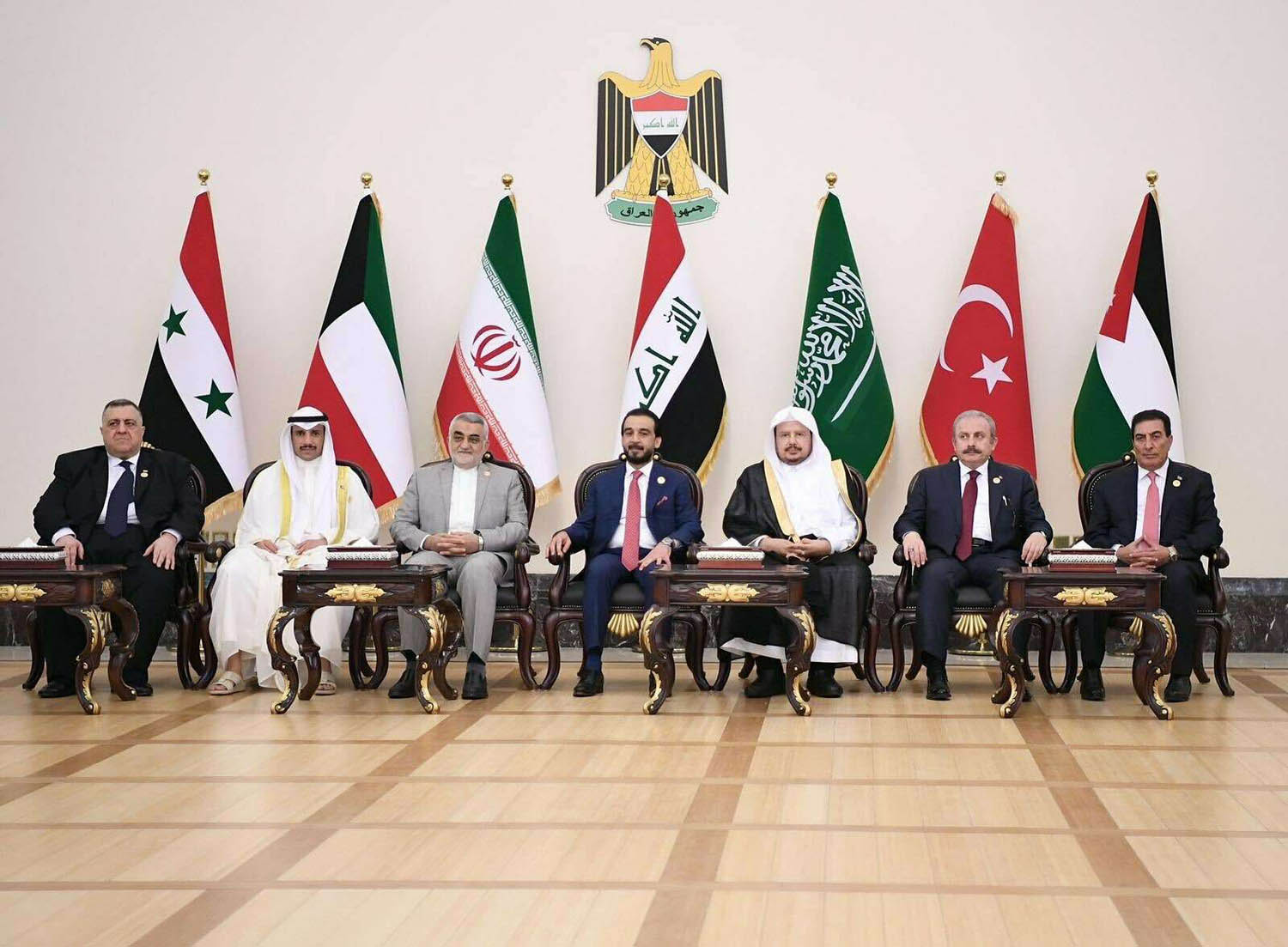 رؤساء البرلمانات لمؤتمر بغداد يتوسطهم محمد الحلبوسي رئيس البرلمان العراقي