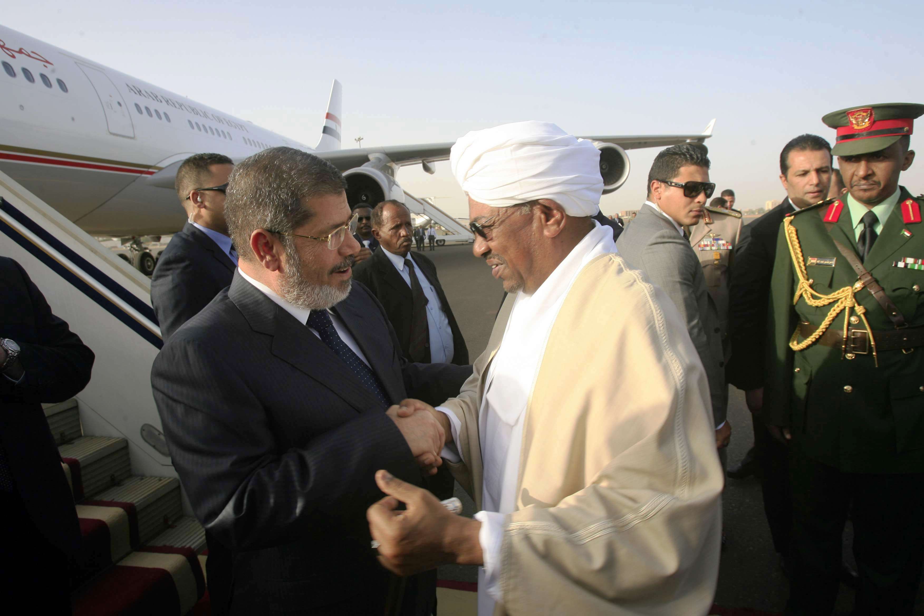 الرئيس السوداني المعزول عمر البشير مع نظيره المصري المعزول محمد مرسي المنتمي لجماعة الاخوان المسلمين