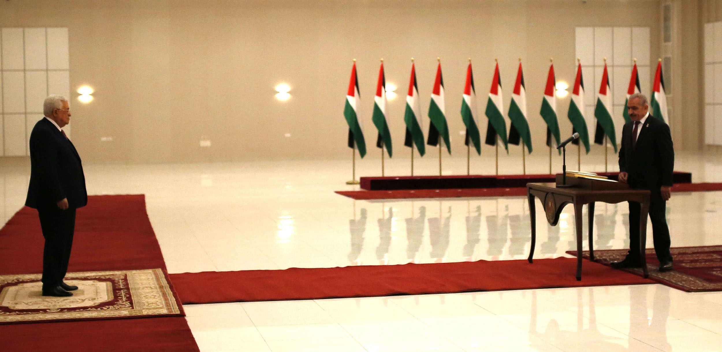 الموالون لعباس يهيمنون على الحكومة