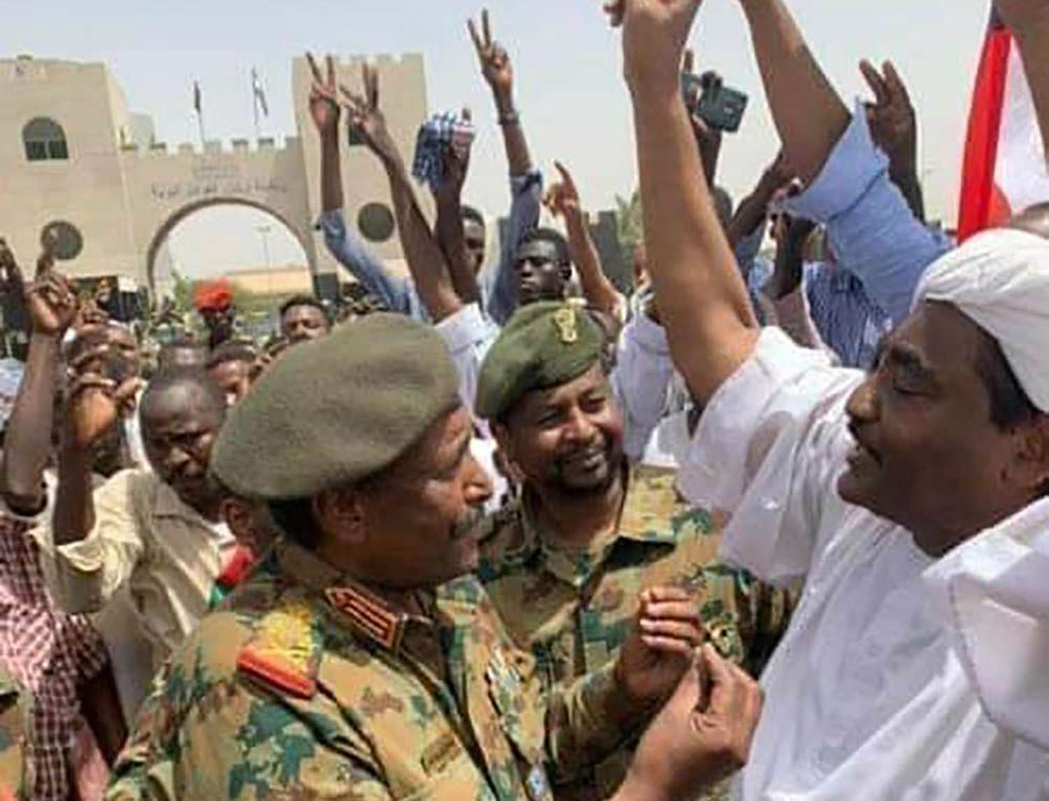 رئيس المجلس العسكري في السودان الفريق أول عبدالفتاح برهان عبدالرحمن يتحدث إلى أحد المتظاهرين في الخرطوم