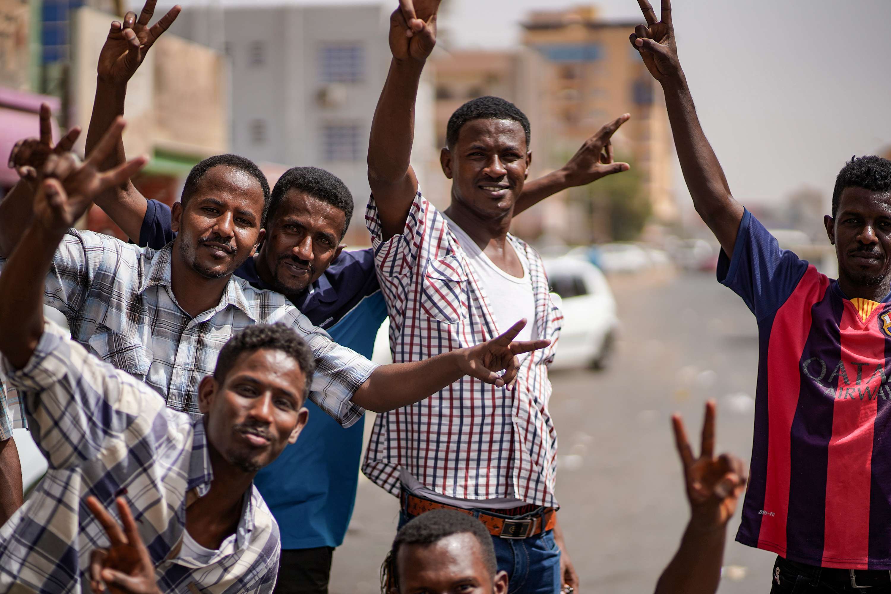 المحتجون يضغطون على الجنرالات