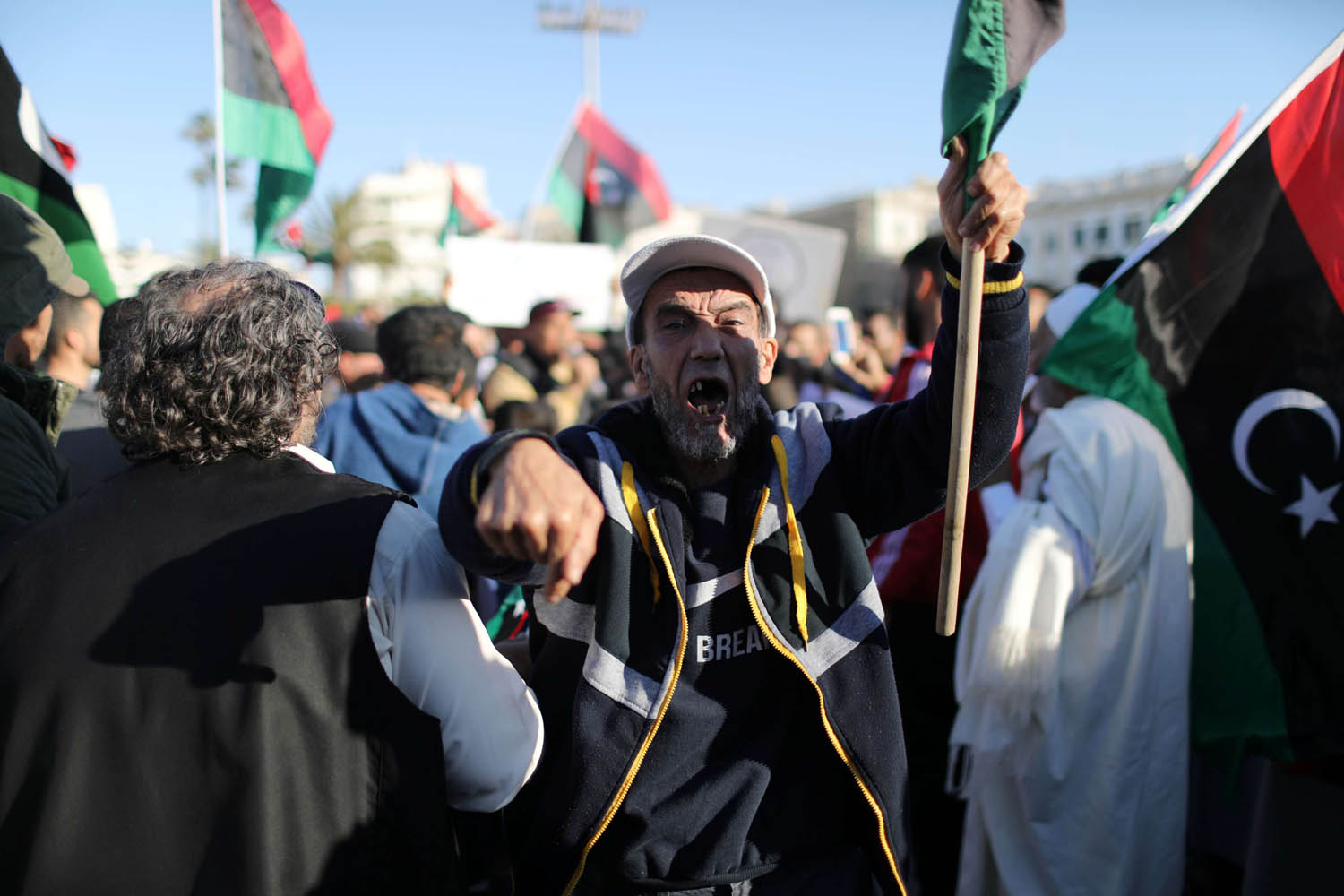 ليبي يتظاهر وسط طرابلس ضد هجوم الجيش الليبي على الميليشيات