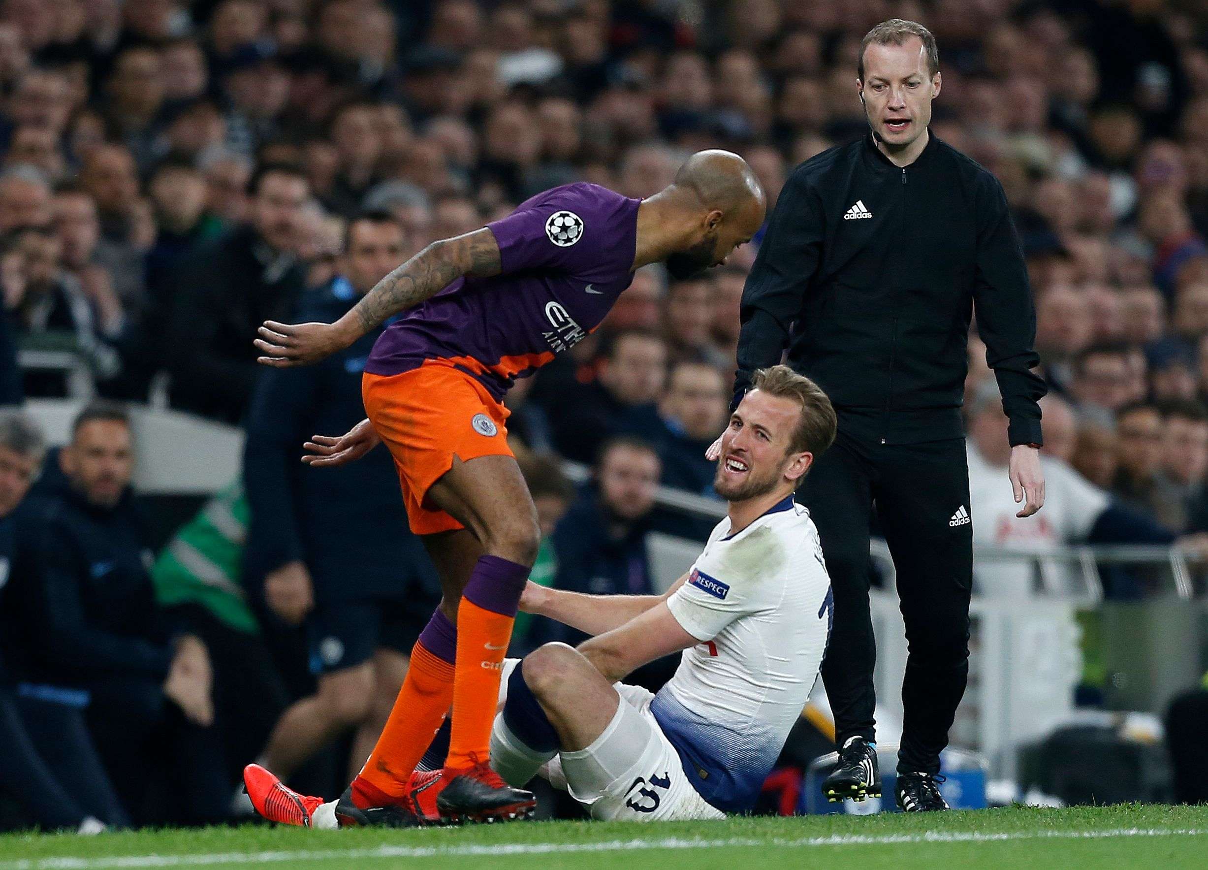 هاري كاين على ارضية الميدان بعيد اصابته في اللقاء ضد مانشستر سيتي 