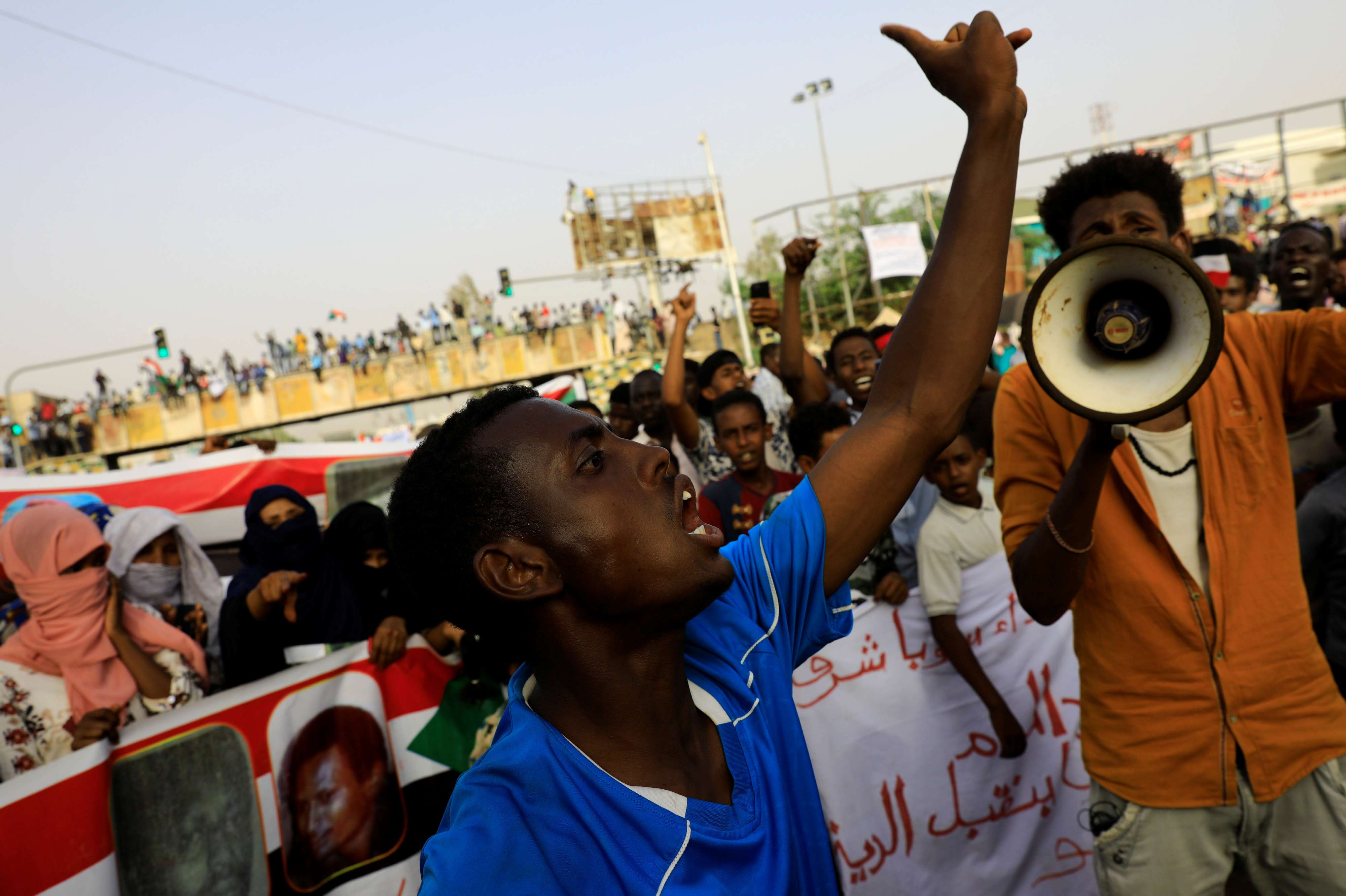 المحتجون في السودان