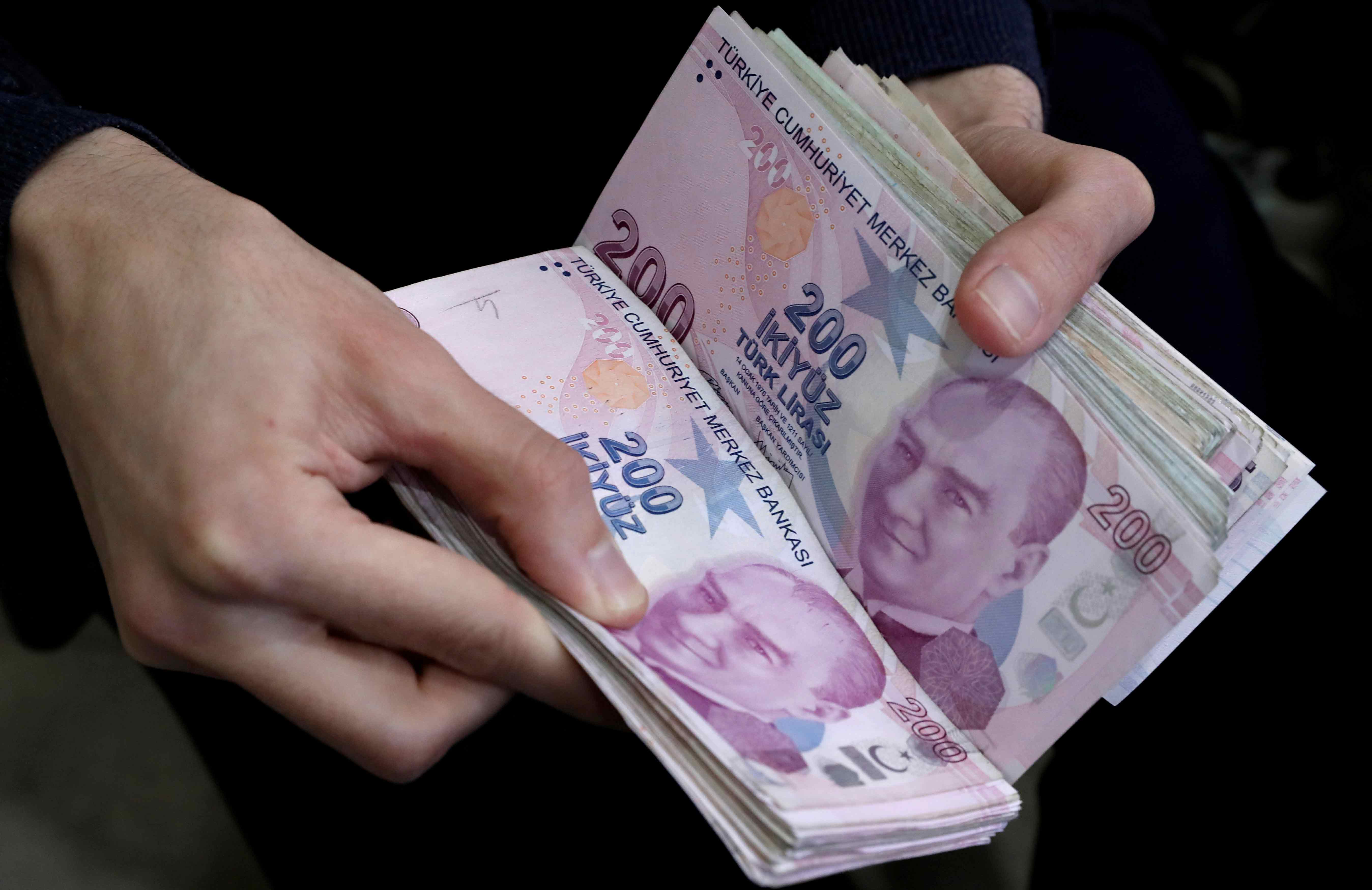 هبوط الليرة لأدنى مستوياتها منذ 8 أشهر