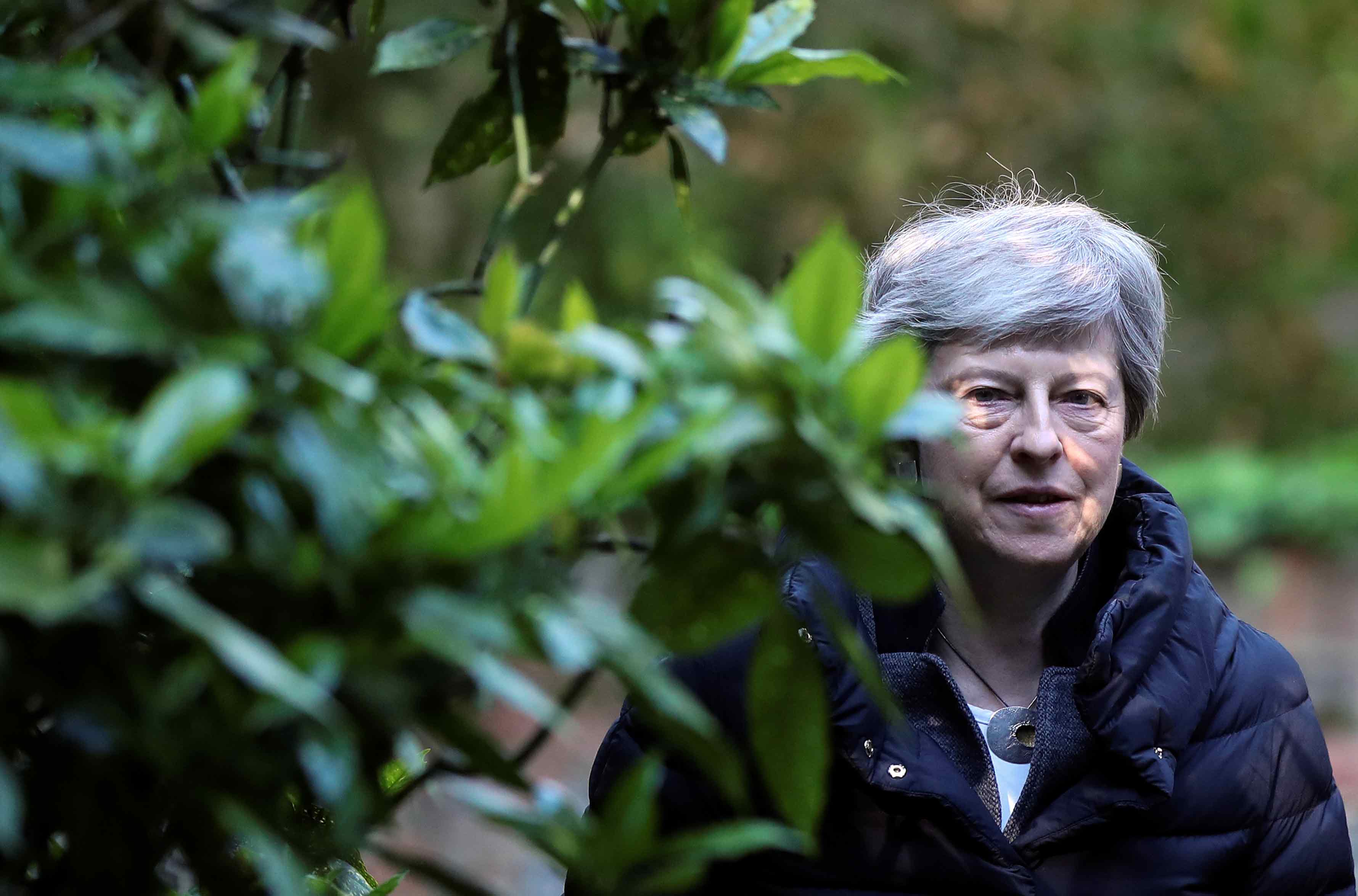 ماي مطالبة من قبل أعضاء حزبها بتحديد تاريخ رحيلها منذ الآن