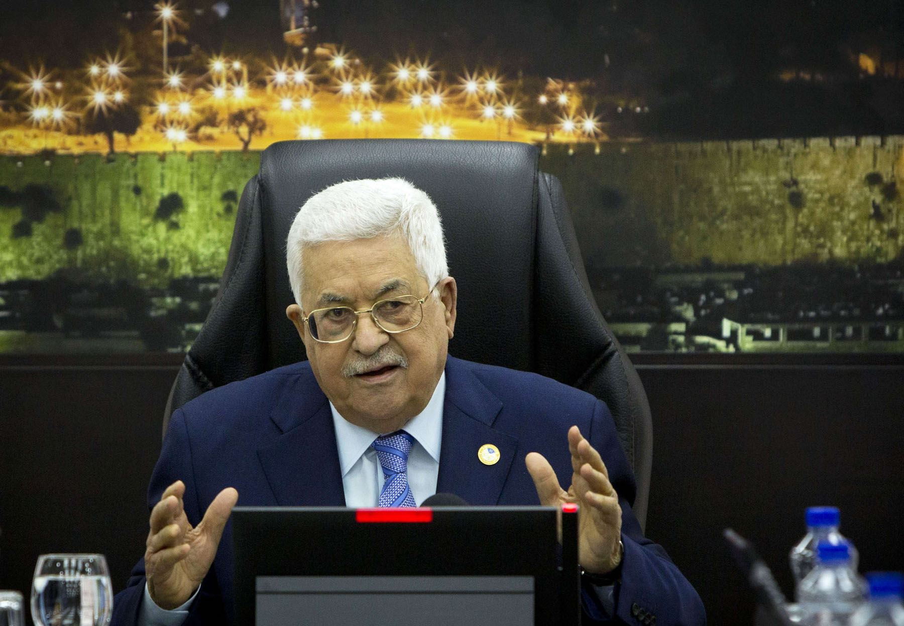 العاهل الأردني الملك عبدالله الثاني يتوسط الرئيسين العراقي برهم صالح والفلسطيني محمود عباس في عمان