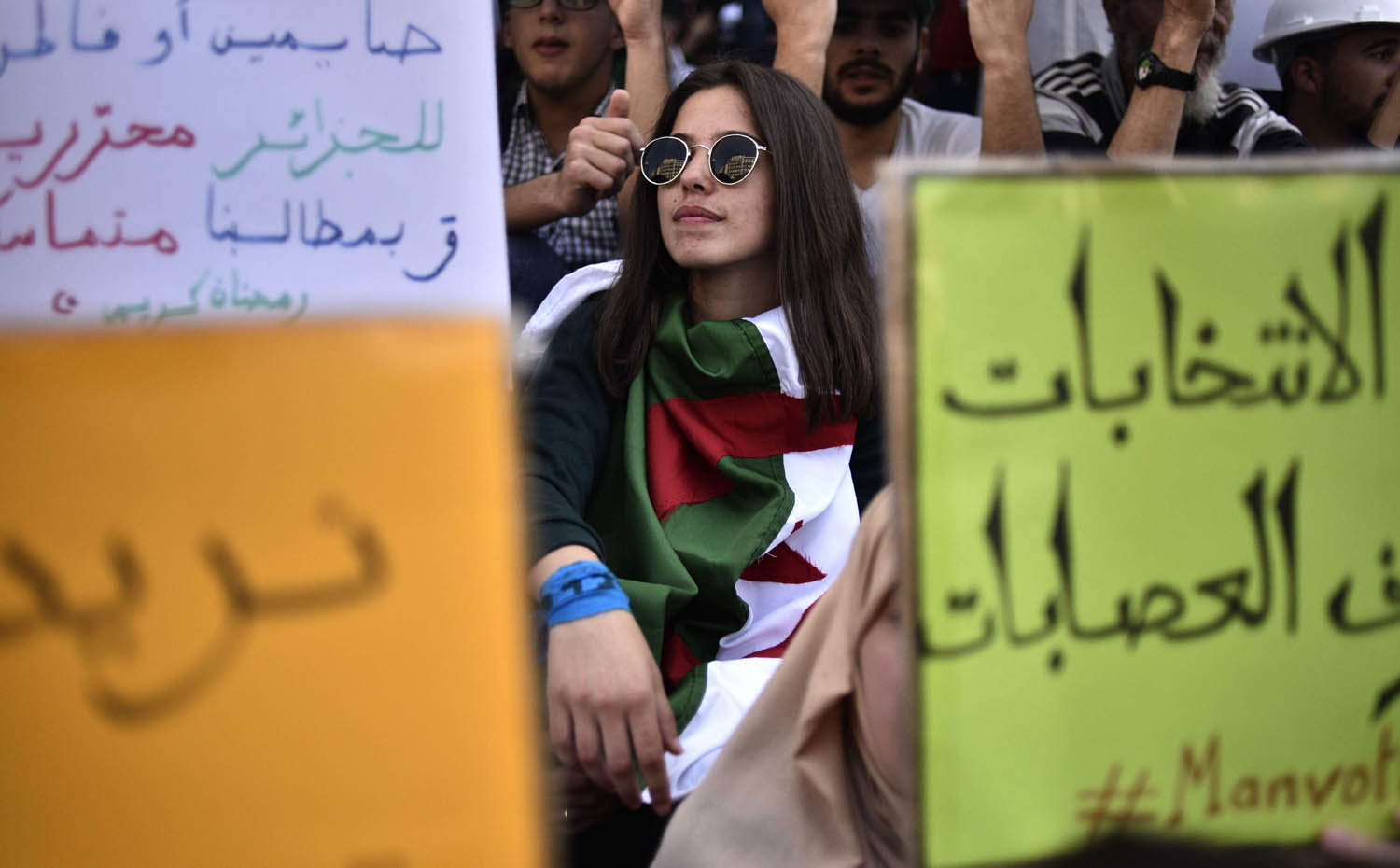 جزائرية في تظاهرة في الجزائر ترفض صيغة الانتخابات القادمة