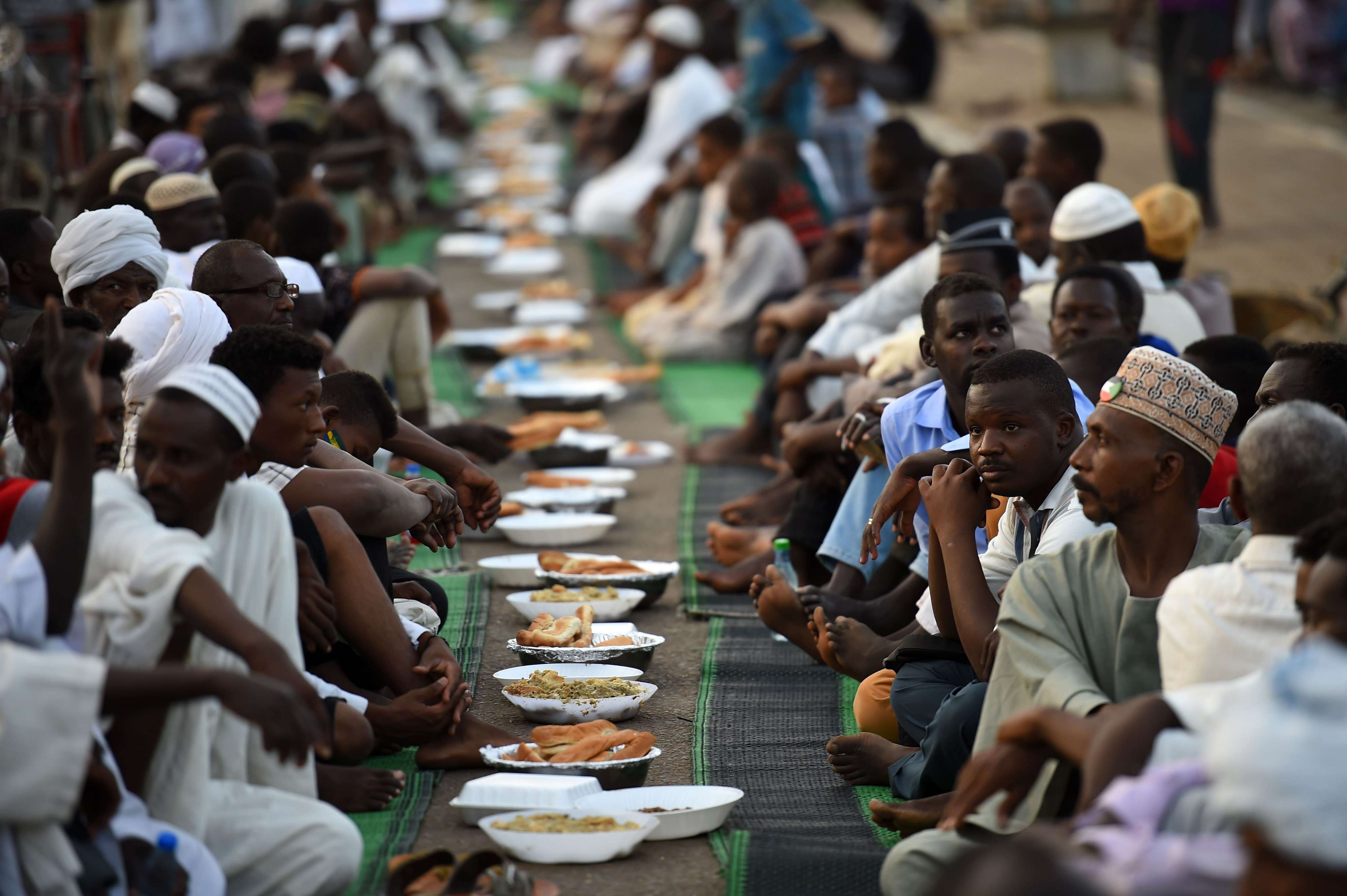 المحتجون السودانيون امام مقر قيادة الجيش