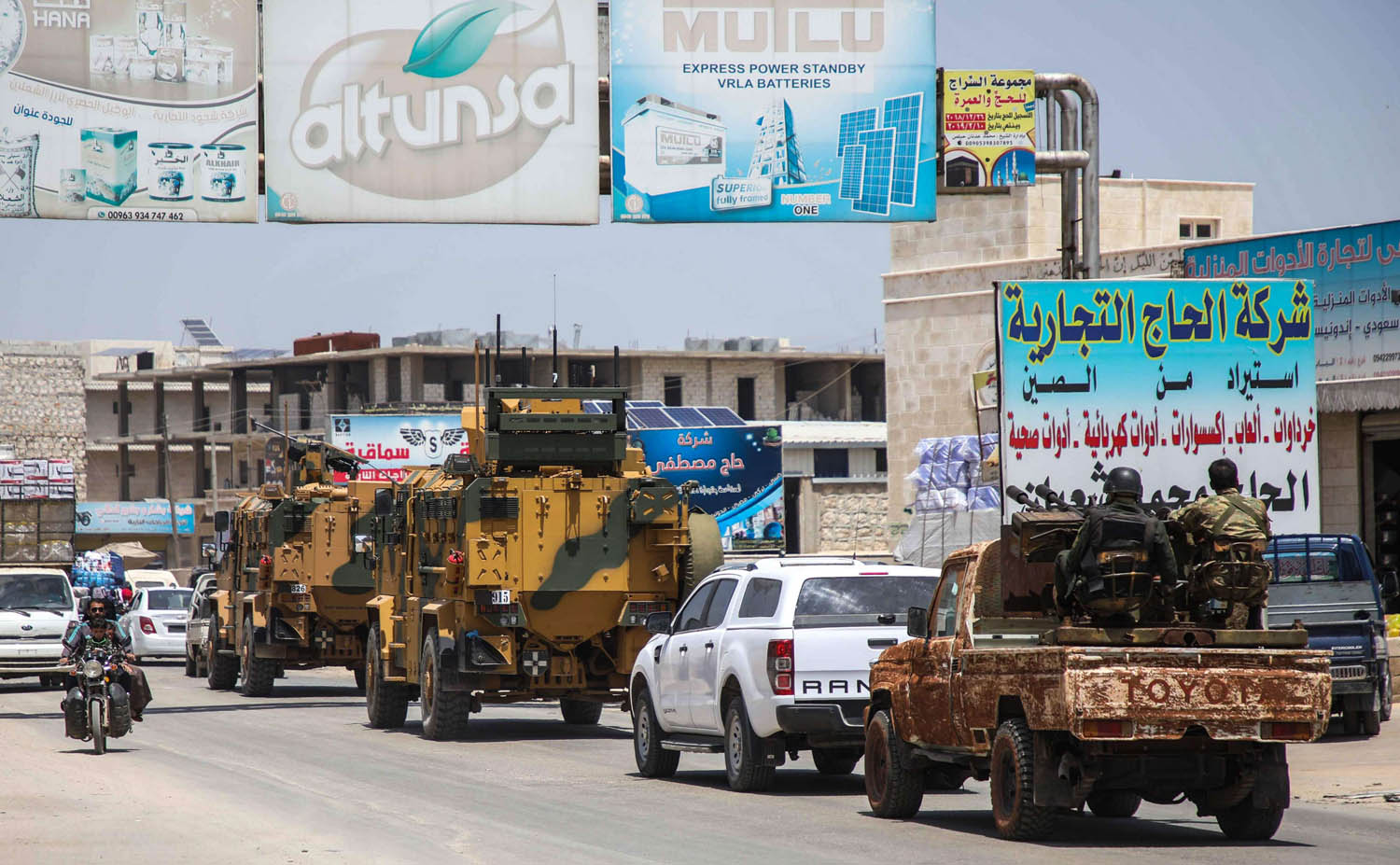 مدرعات تركية في باب الهوى على الحدود مع سوريا