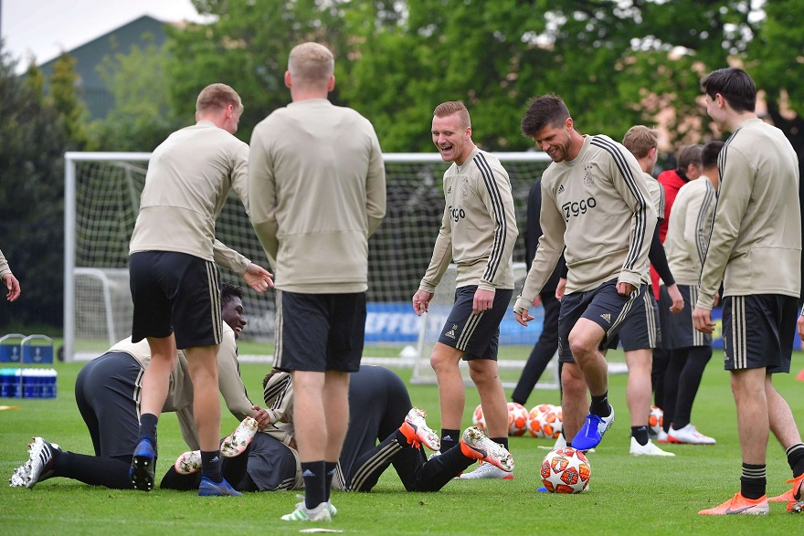 لاعبو أياكس خلال التمارين