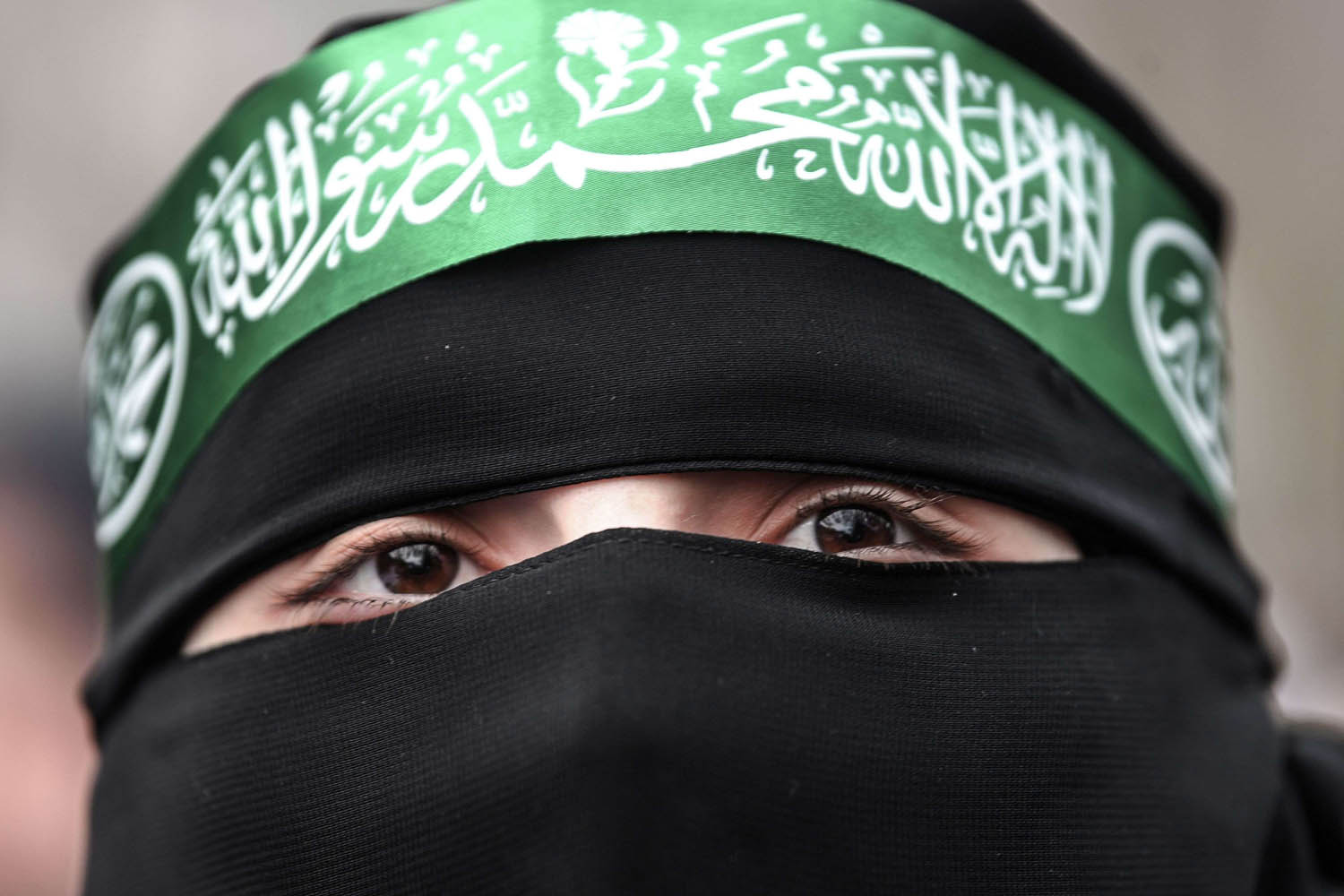 مصرية تتظاهر أمام القنصلية المصرية في اسطنبول