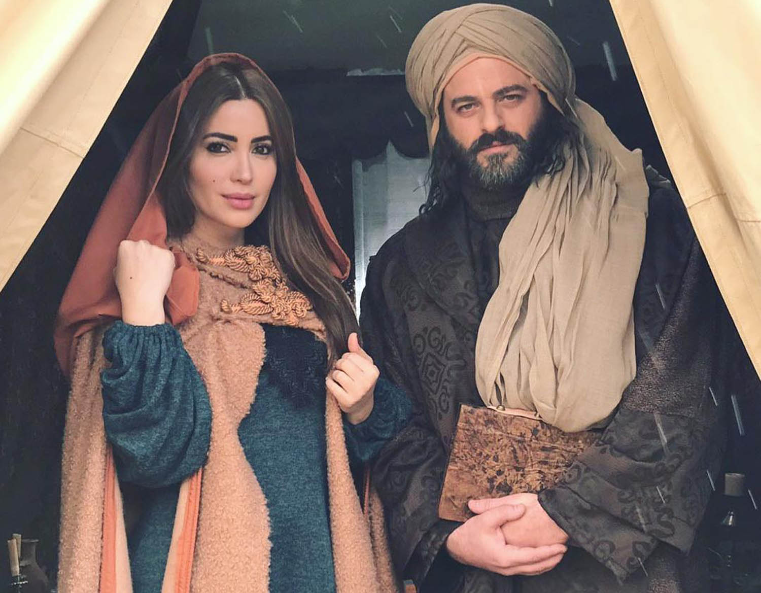 ملصق مسلسل "مقامات العشق"