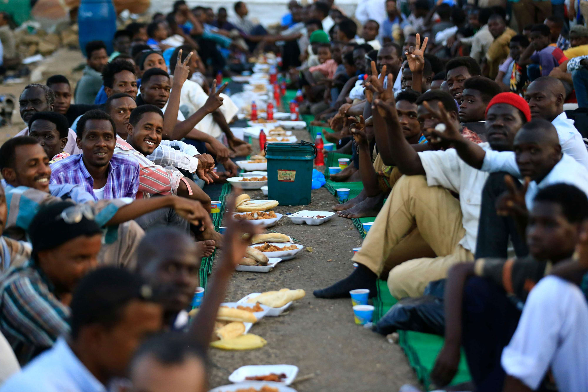 السودانيون مستمرون في اعتصامهم حتى تحقيق مطالبهم