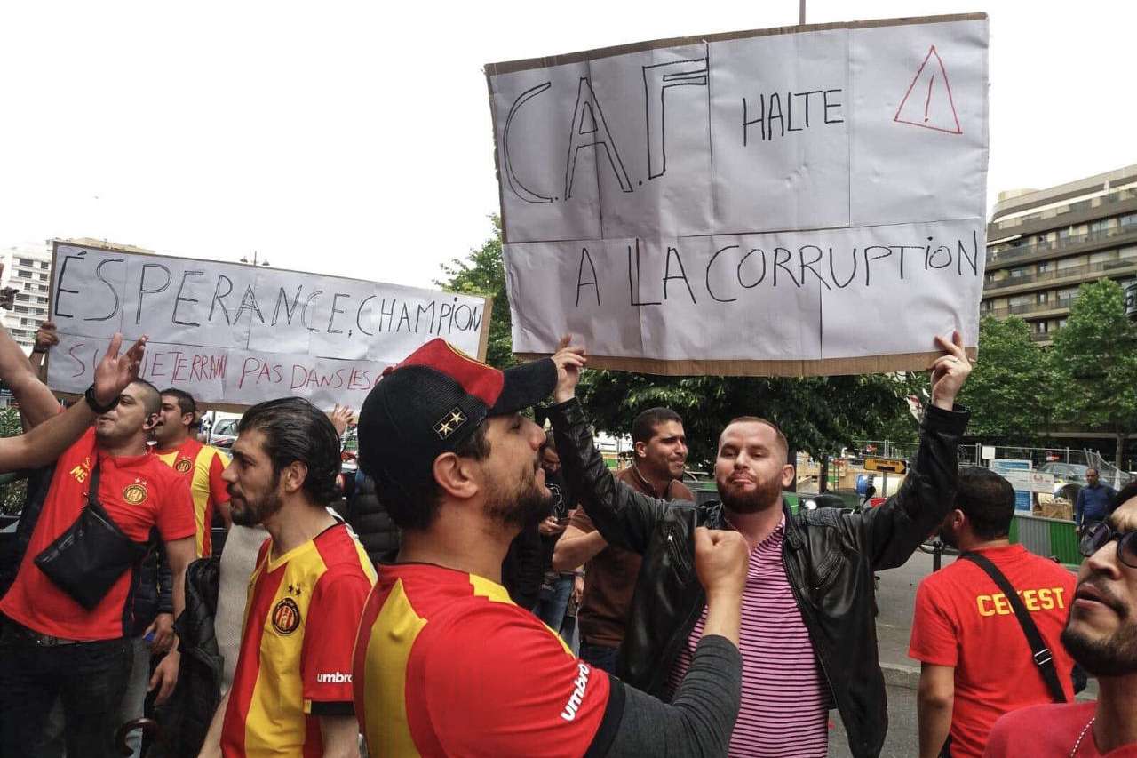 جماهير الترجي اثناء تجمعها امام مقر انعقاد اجتماع الكاف في باريس