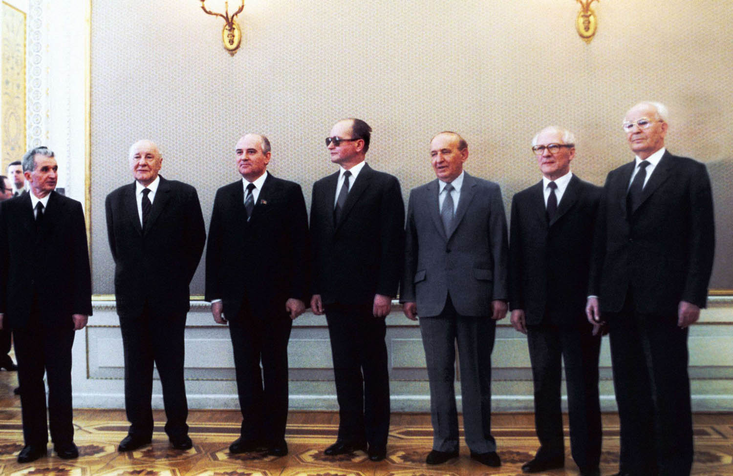 جيفكوف في لقطة تاريخية مع غورباتشوف وزعماء حلف وارسو في آخر أيامه