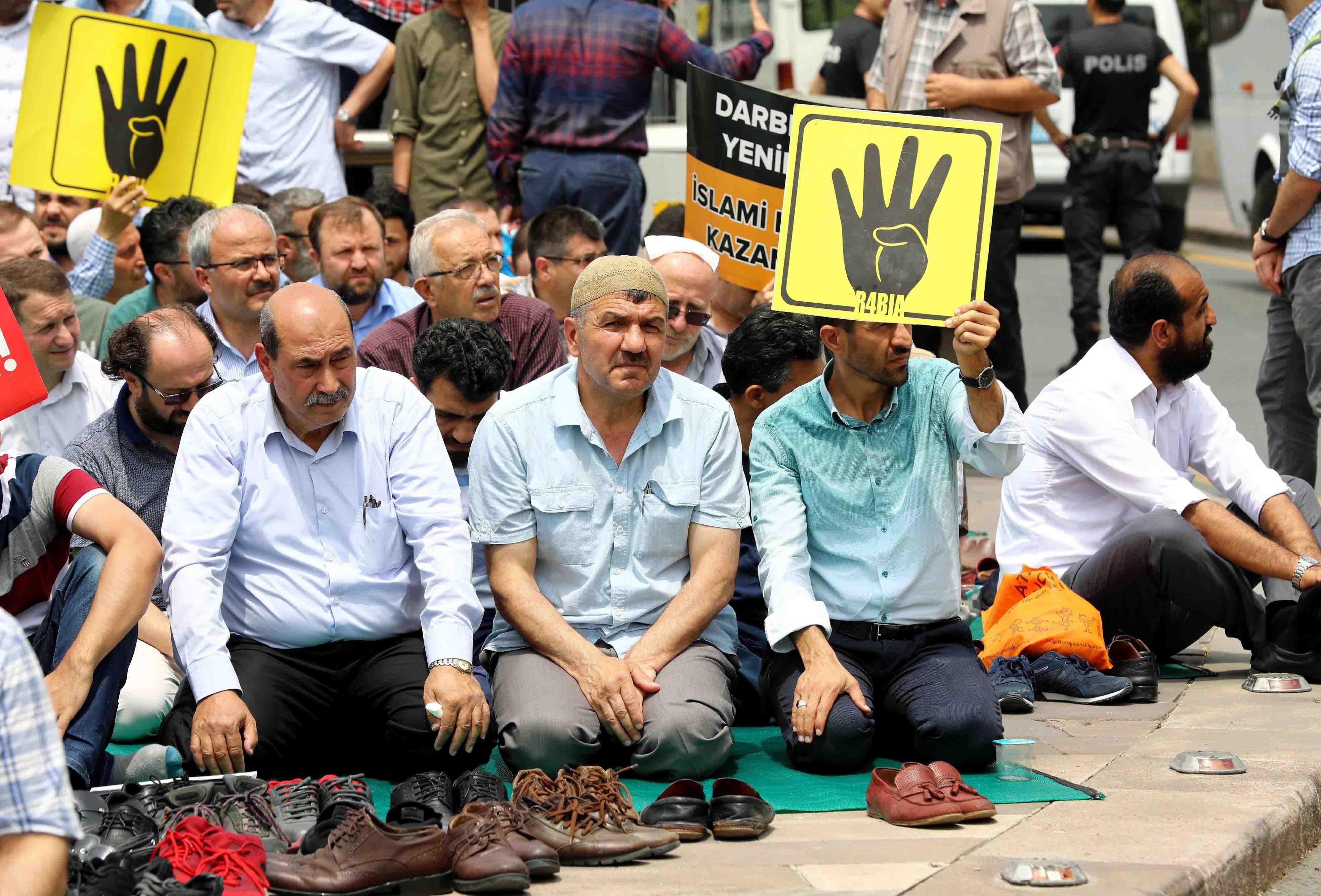 Members of the Ankara crowd chanted: "Murderer Sisi, martyr Mursi"
