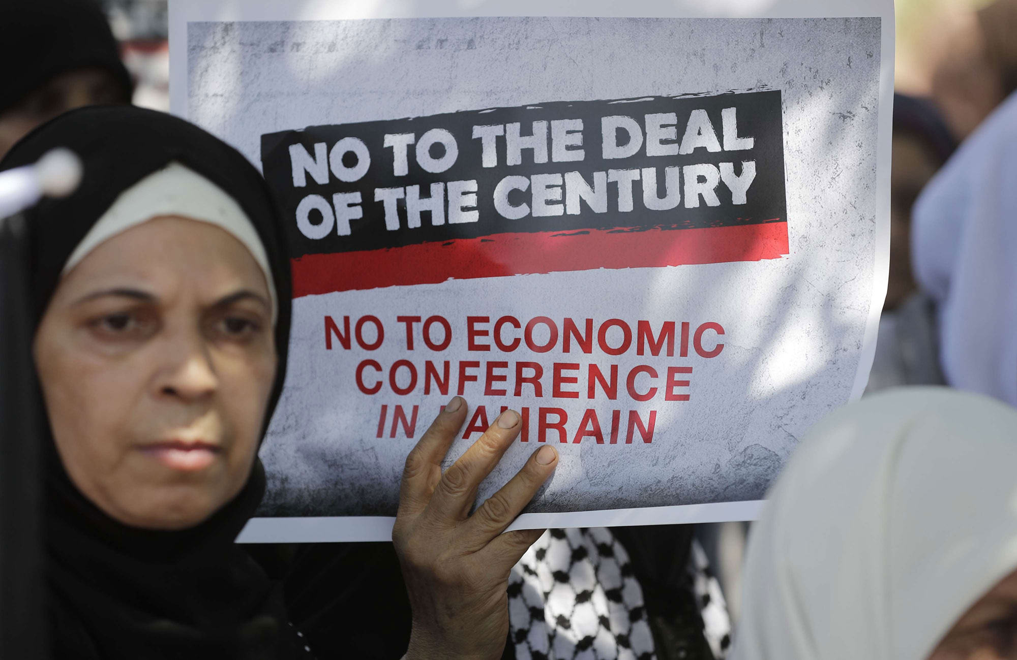 الفلسطينيون يرفضون صفقة القرن ومؤتمر المنامة الاقتصادي