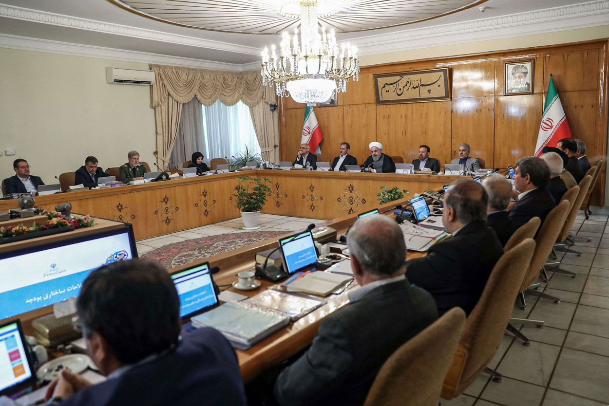 روحاني يراوح بين التصعيد والتهدئة في ذروة التوتر مع الولايات المتحدة