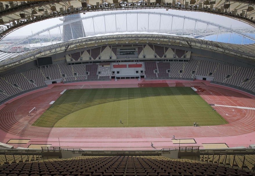 رجال يؤدون أعمال التحديث في استاد خليفة الدولي في الدوحة استعدادا لمونديال 20222